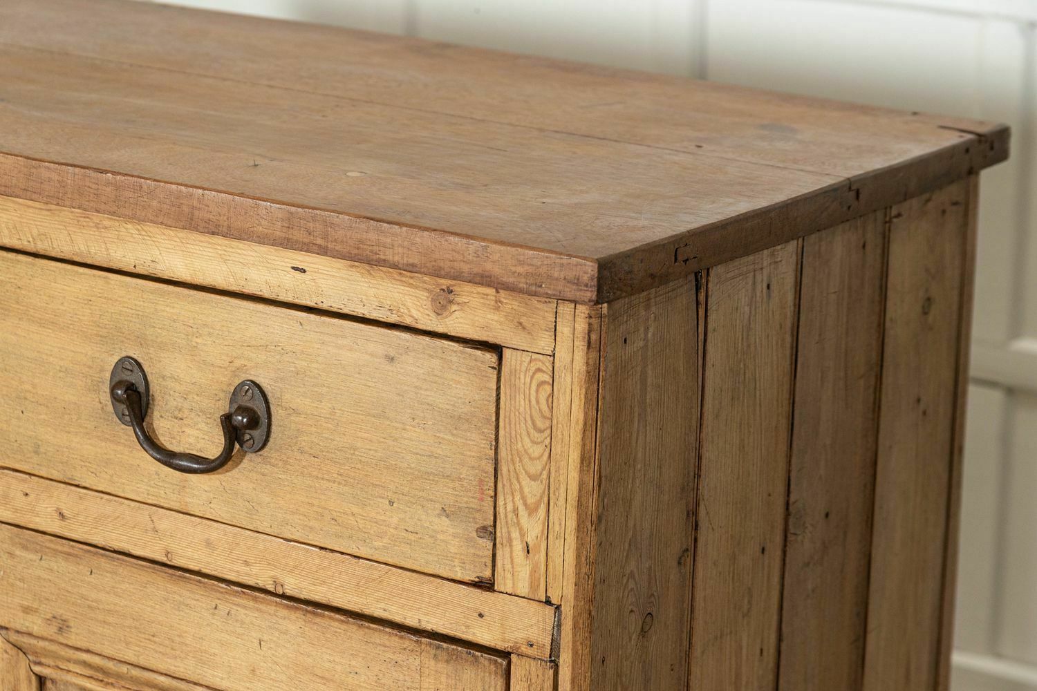 photo vinterior Large 19thc English Pine & Oak Dresser Base
