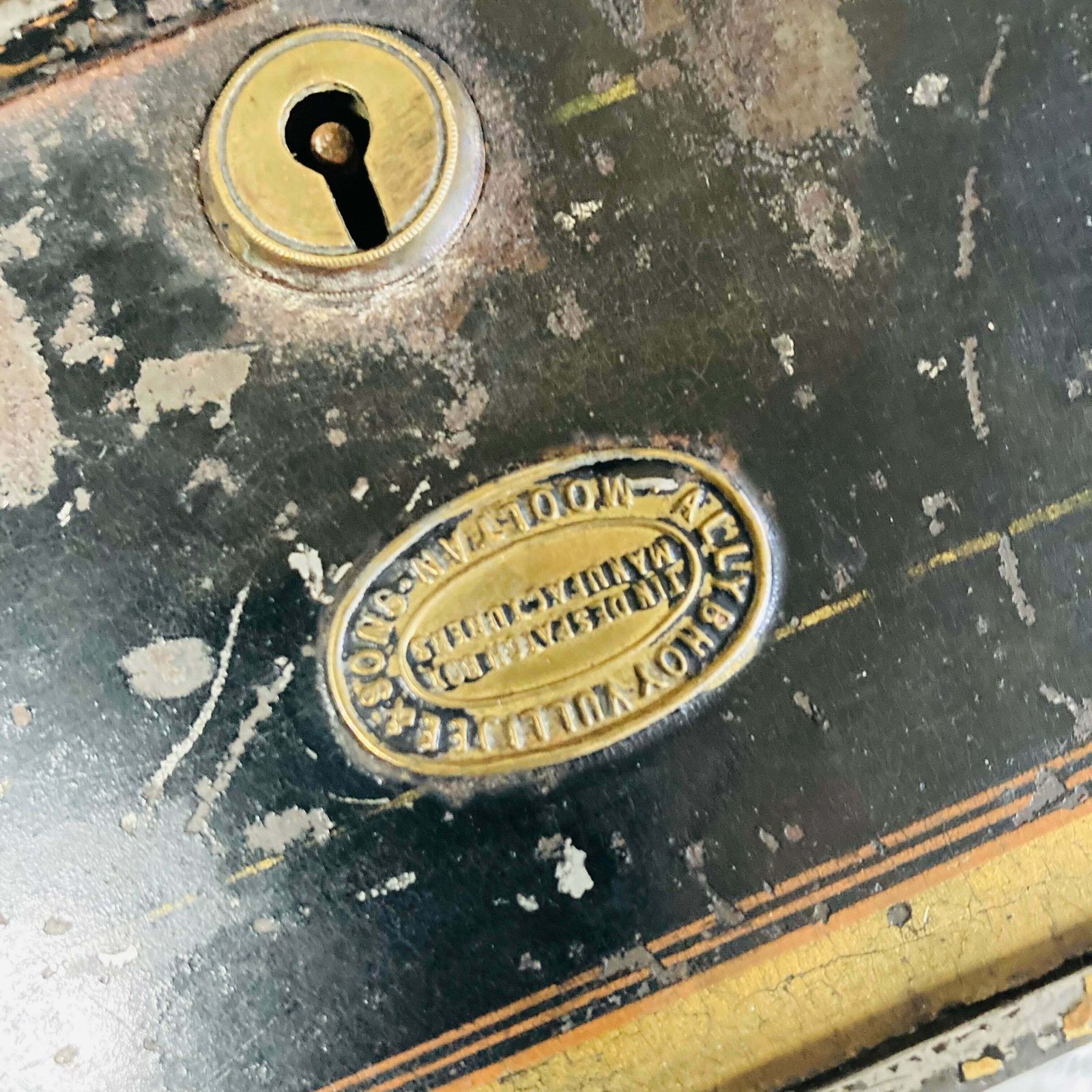 photo vinterior Antique Traveling Tin Tea Caddy