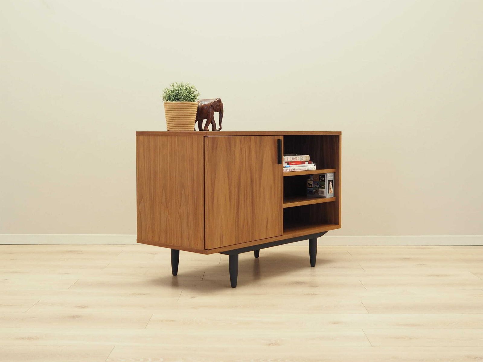 Walnootfineer Kast, Scandinavisch Design photo 759.0