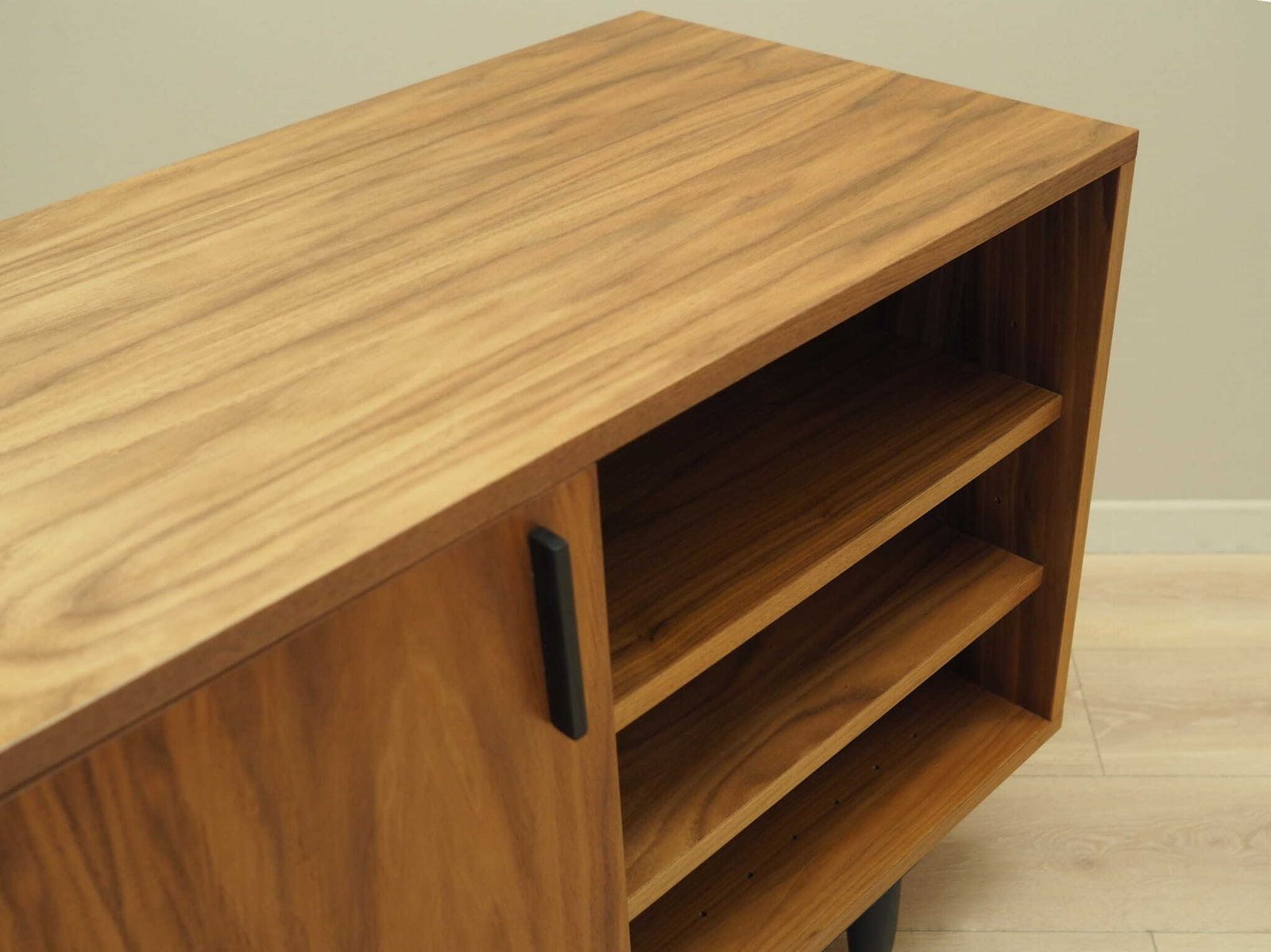 Walnootfineer Kast, Scandinavisch Design photo vintage