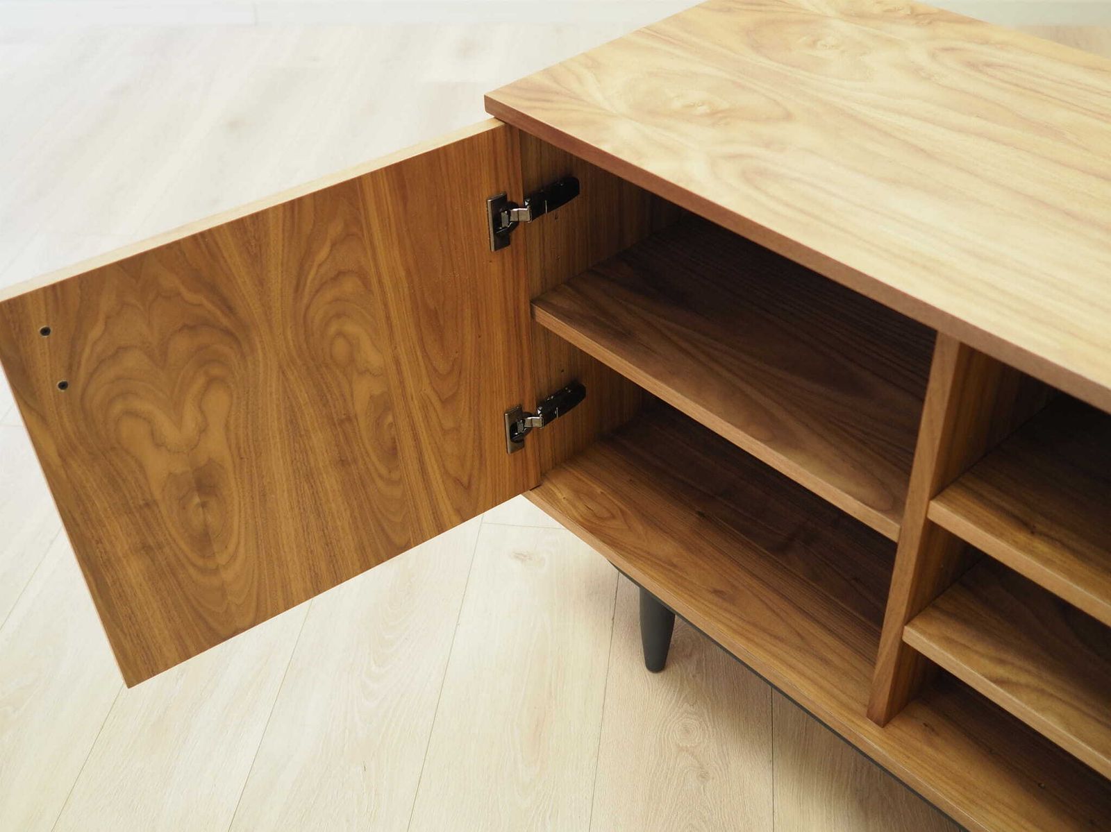 photo furniture Walnootfineer Kast, Scandinavisch Design