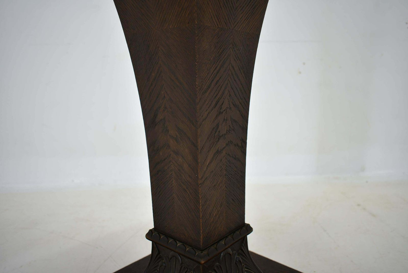 784.0 1920s Art Deco Occasional Coffee Table And Tablecloth photo