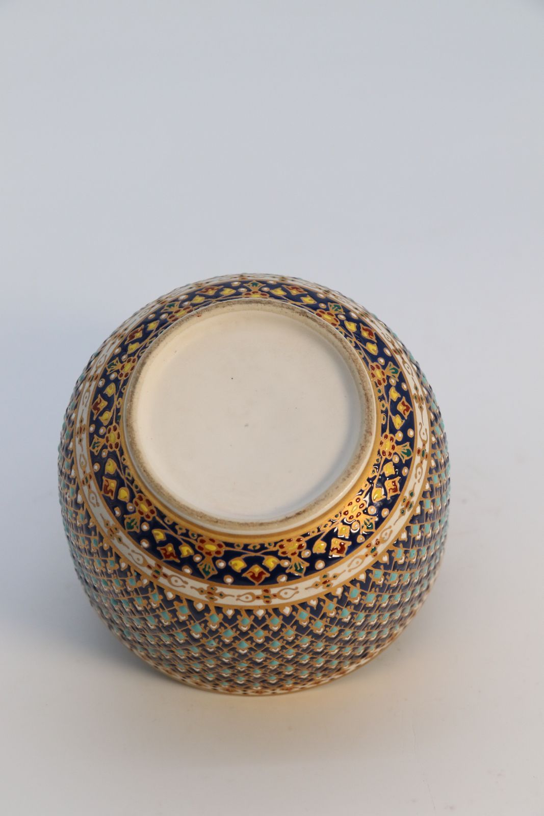 photo vinterior A Fine Asian Siam Pottery Gilt And Enamelled Lidded Jar Circa 1920