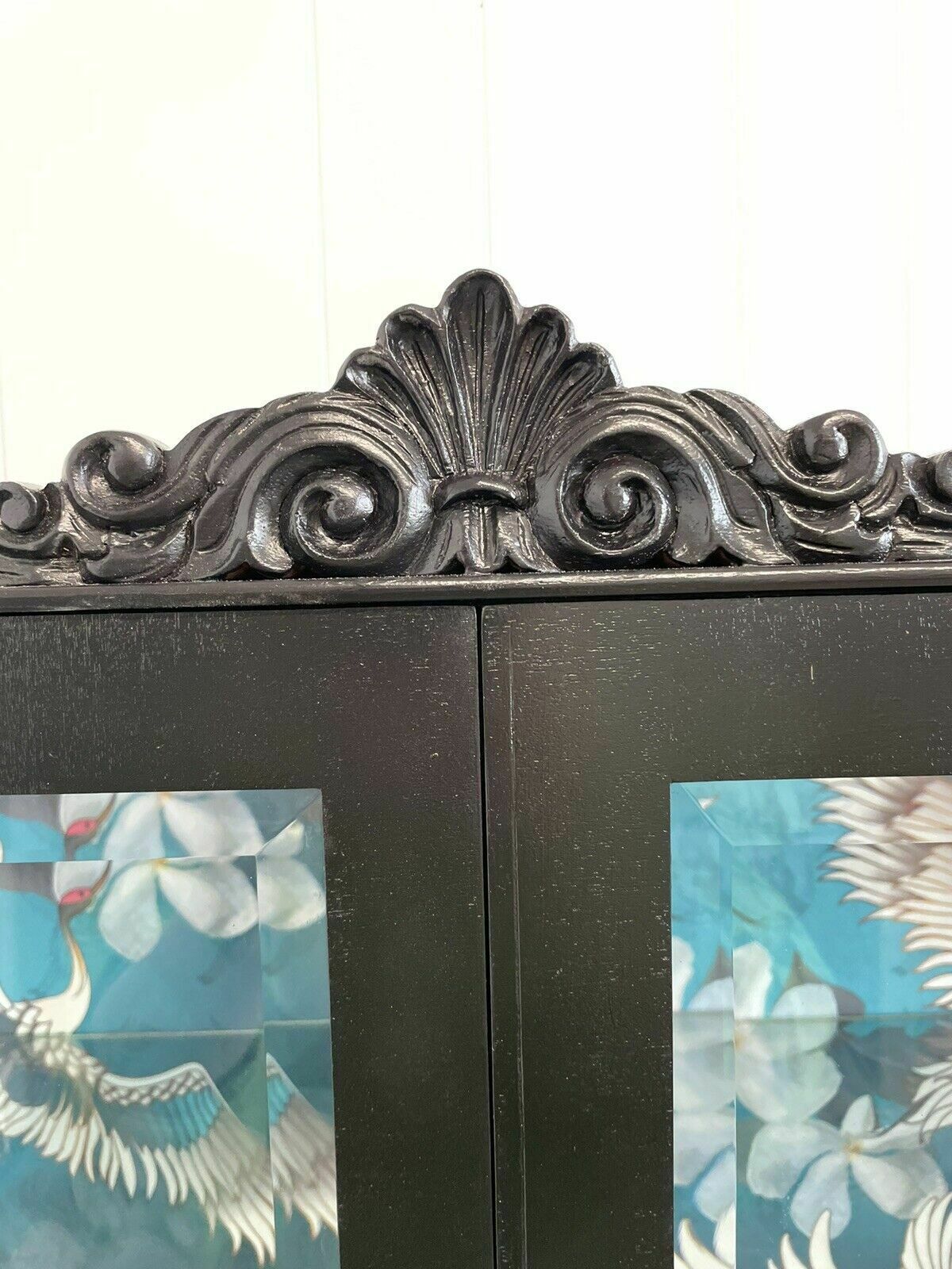 Black Bevelled Glass Door Display Cabinet With Turquoise Crane Design photo buy