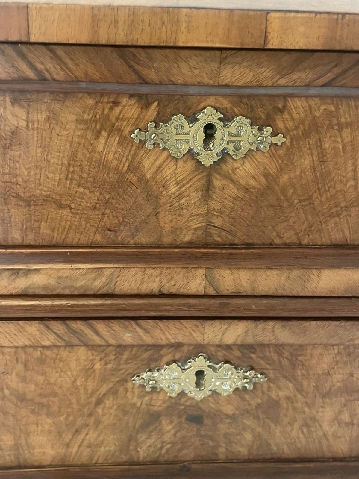 photo furniture Antique 19th Century Outstanding Quality Burr Walnut Chest Of Four Drawers