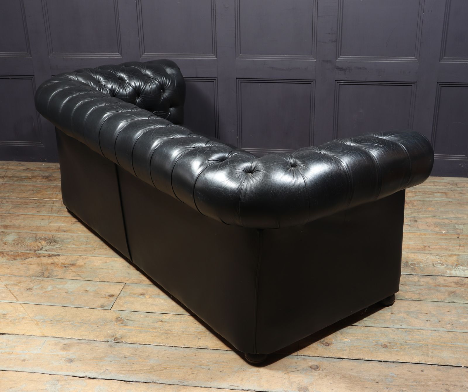 photo vintage Black Leather Buttoned Seat Chesterfield Sofa