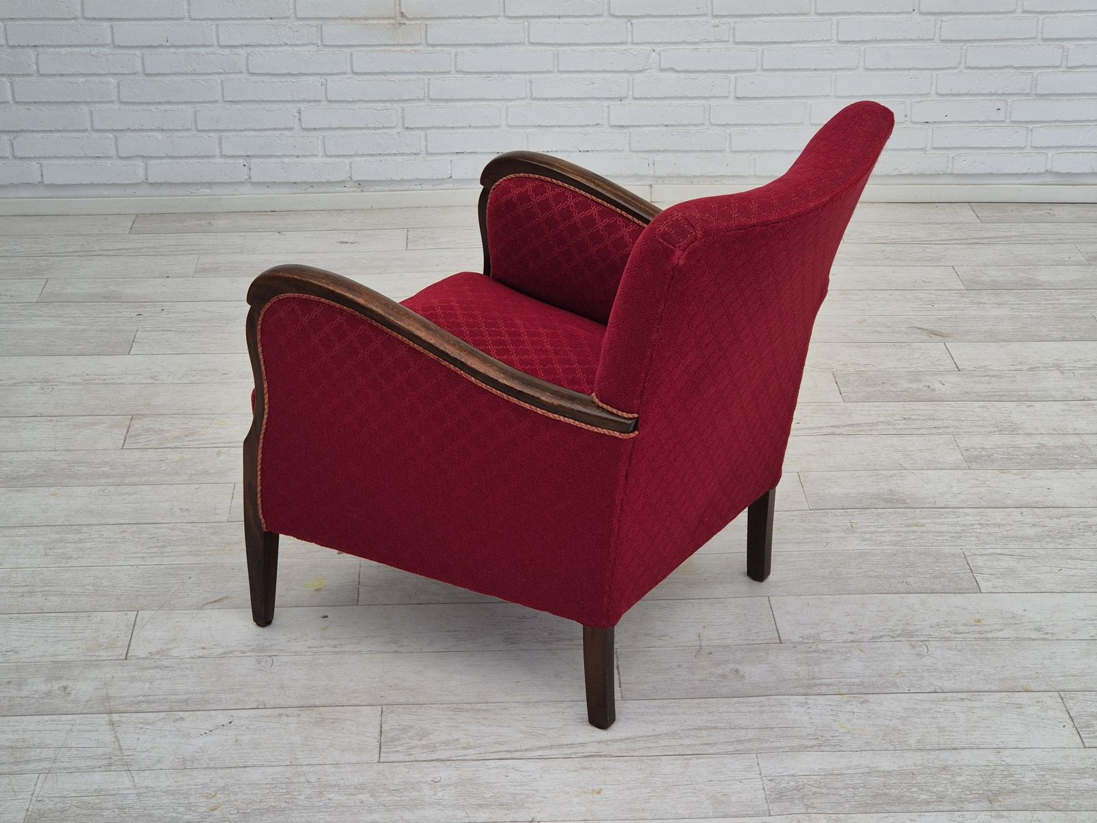 photo vintage Ca. jaren 1950, Deens design, fauteuil, goede staat, rood katoenen wollen bekleding.