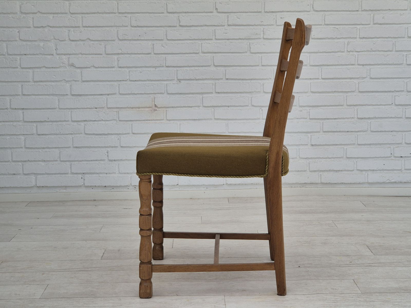 photo vinterior Ca. Jaren 1970, Set Van 4 Deense Eetkamerstoelen In Eikenhout, Groen Meubelwol.