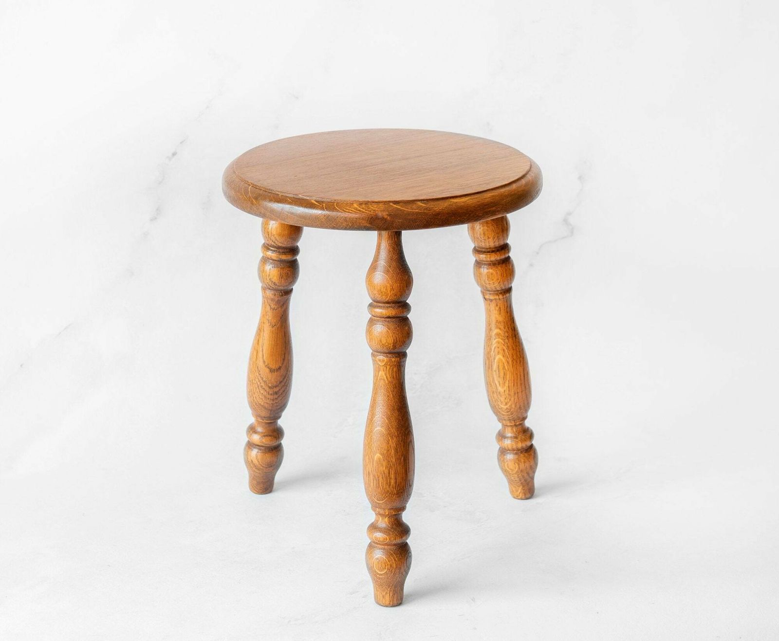 Houten Kruk Van Eiken Met Gedraaide Poten, Antieke Driepootstafel, Boerenkruk, Rustiek Plantenstandaard, Klein Handgesneden Tafeltje, Landelijke Decoratie photo for sale