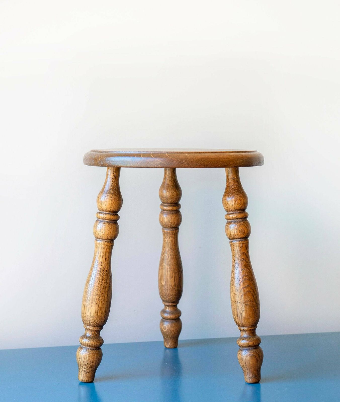 Tabouret en chêne à pieds tournés, table tripode d'époque, tabouret de ferme, support pour plante, petite table sculptée à la main, décoration rustique photo 155.0