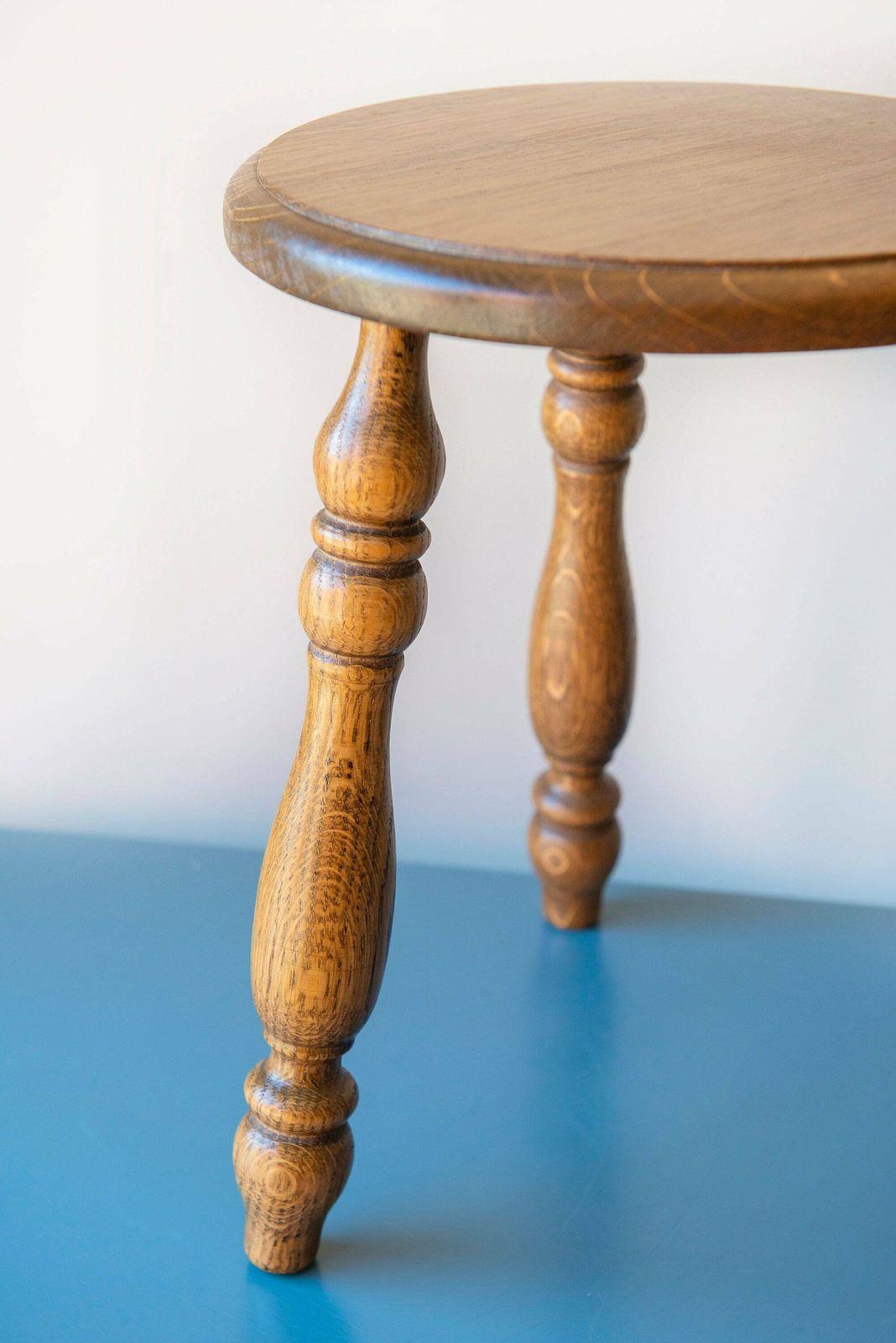 Tabouret en chêne à pieds tournés, table tripode d'époque, tabouret de ferme, support pour plante, petite table sculptée à la main, décoration rustique photo vinterior