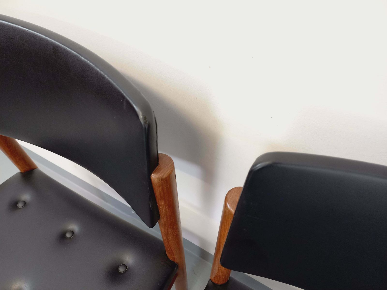 photo furniture 4 Scandinavian Chairs In Teak And Skai
