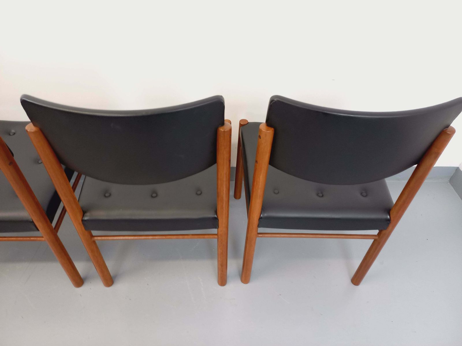 photo vintage 4 Scandinavian Chairs In Teak And Skai