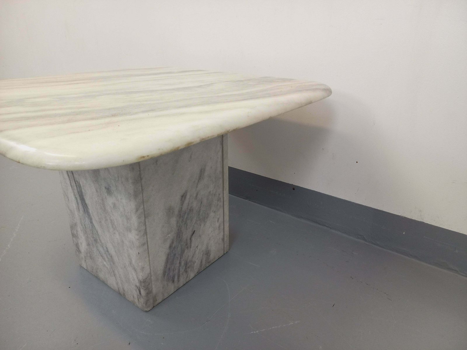 photo for sale Table basse carrée en marbre blanc
