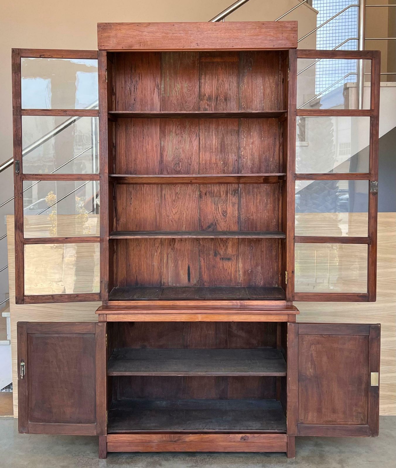 Grande armoire ou bibliothèque espagnole en pin avec vitrine, XIXe siècle photo vinterior