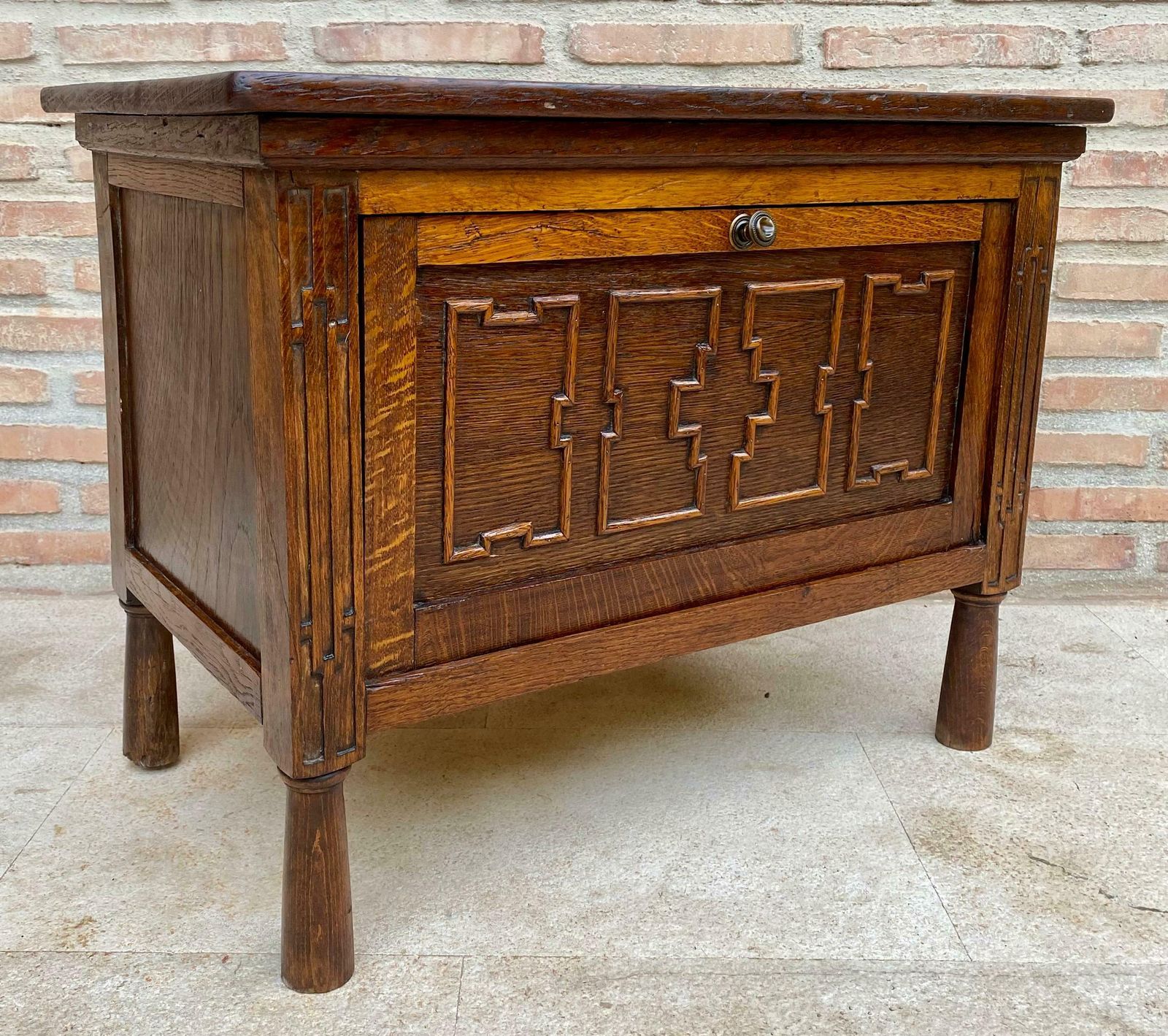 Coffre français en chêne sculpté, fin du XIXe siècle photo Mobilier
