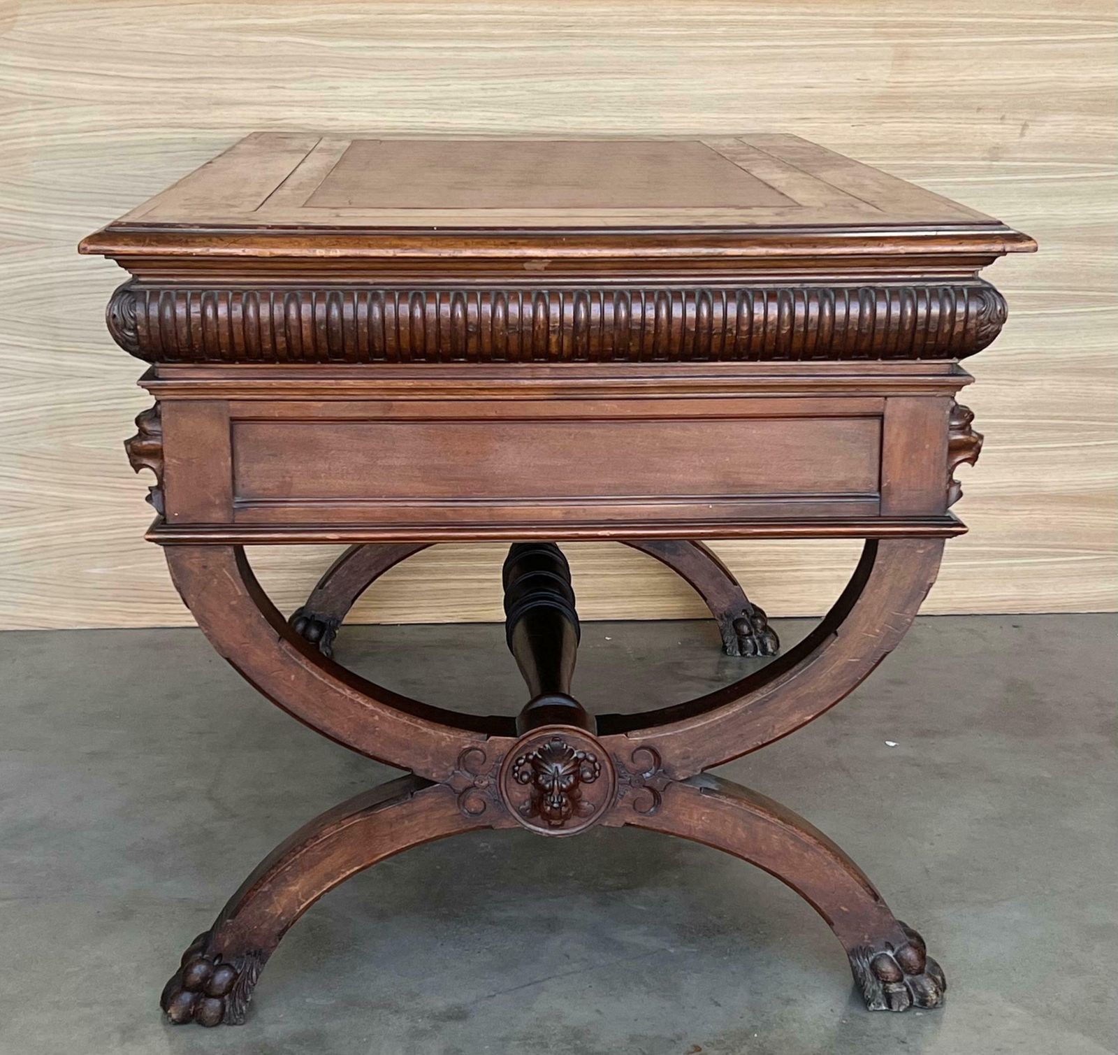 Bureau espagnol en noyer XIXe siècle à deux tiroirs, pieds tournés robustes, années 1890 photo furniture