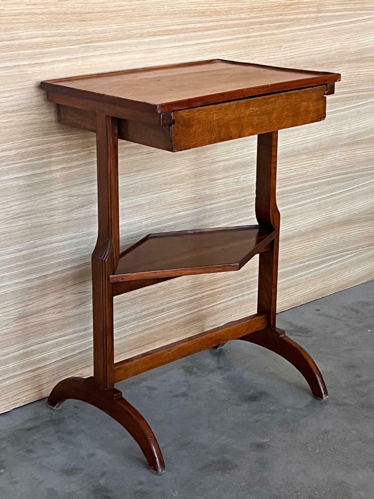 Table de chevet ou table d'appoint Art Nouveau française, avec tiroir et étagère photo vinterior