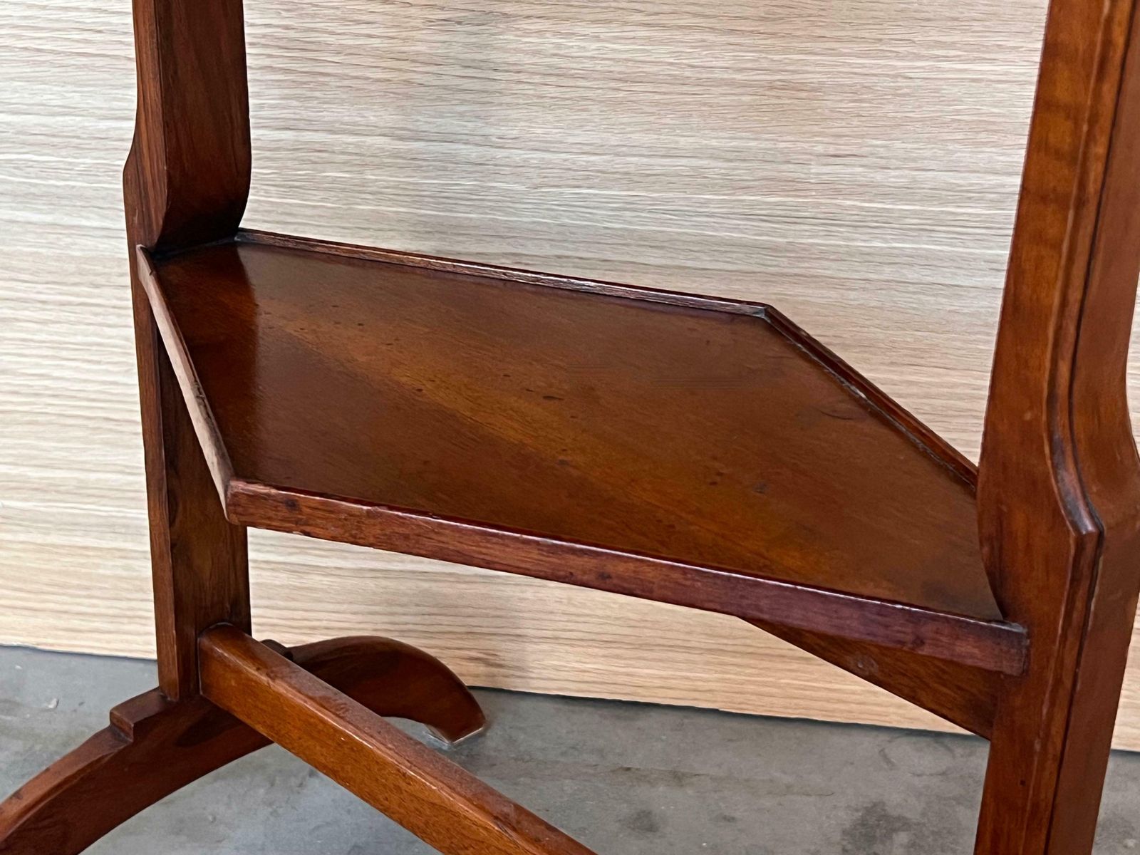 Mobilier Table de chevet ou table d'appoint Art Nouveau française, avec tiroir et étagère photo