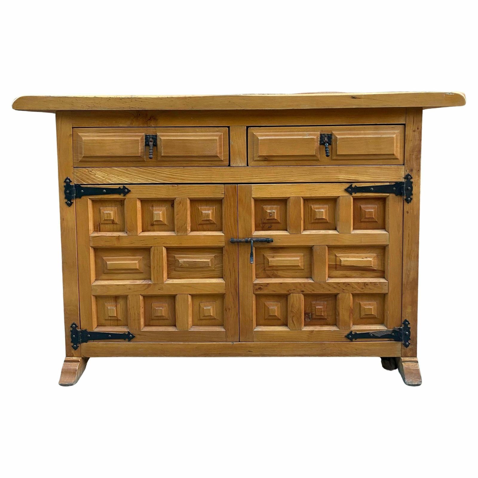 Commode catalane sculptée en noyer, Espagne, années 1940