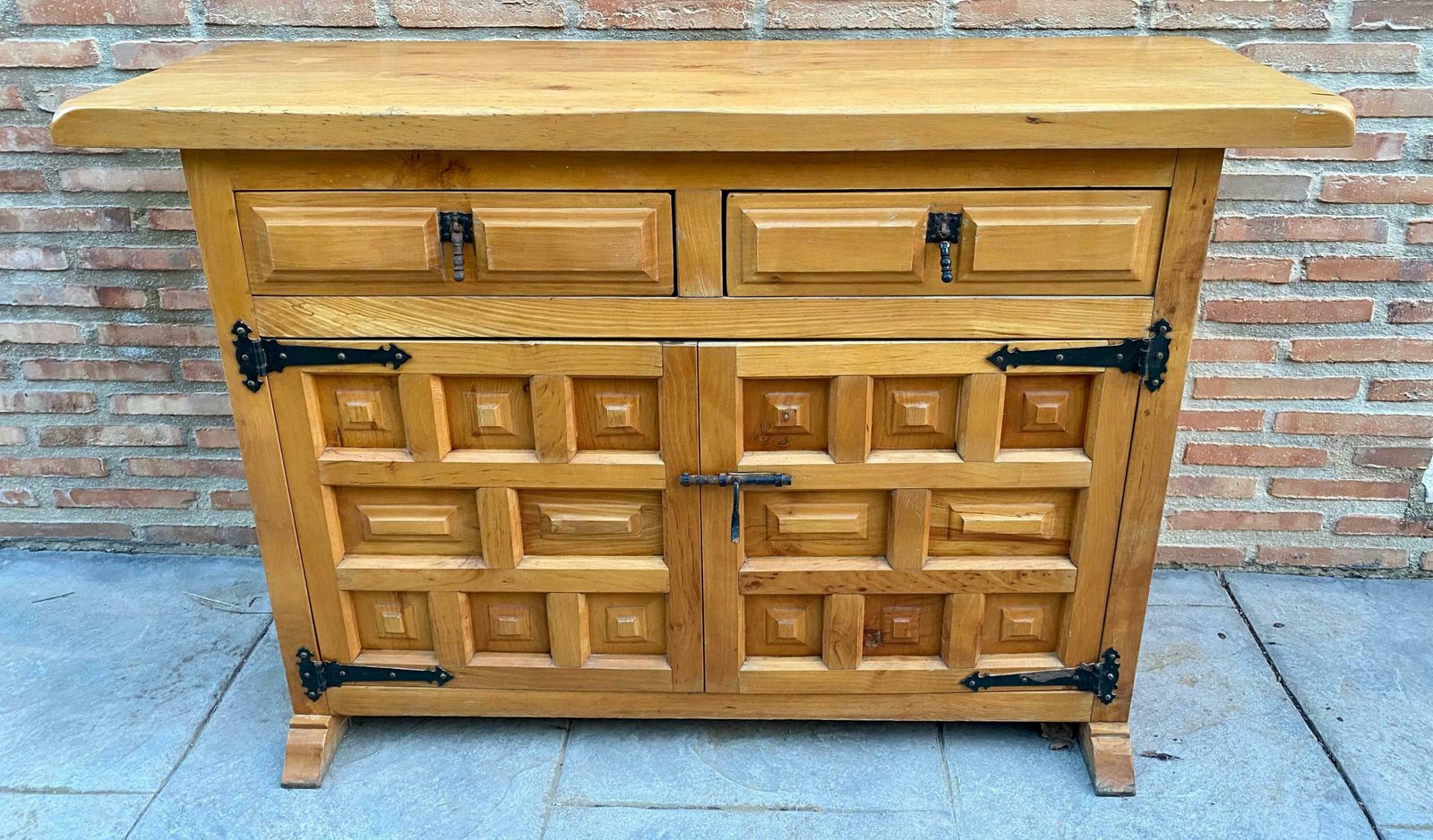 Commode catalane sculptée en noyer, Espagne, années 1940 photo for sale