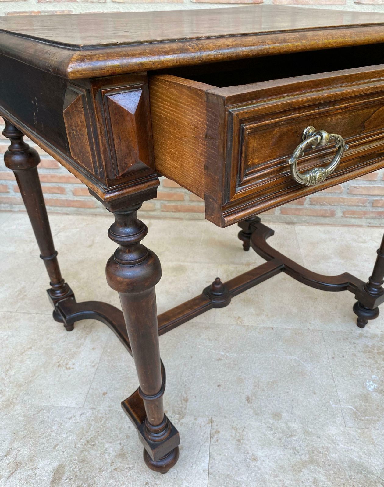 photo buy Table d'appoint Louis XVI en noyer avec tiroir, années 1920