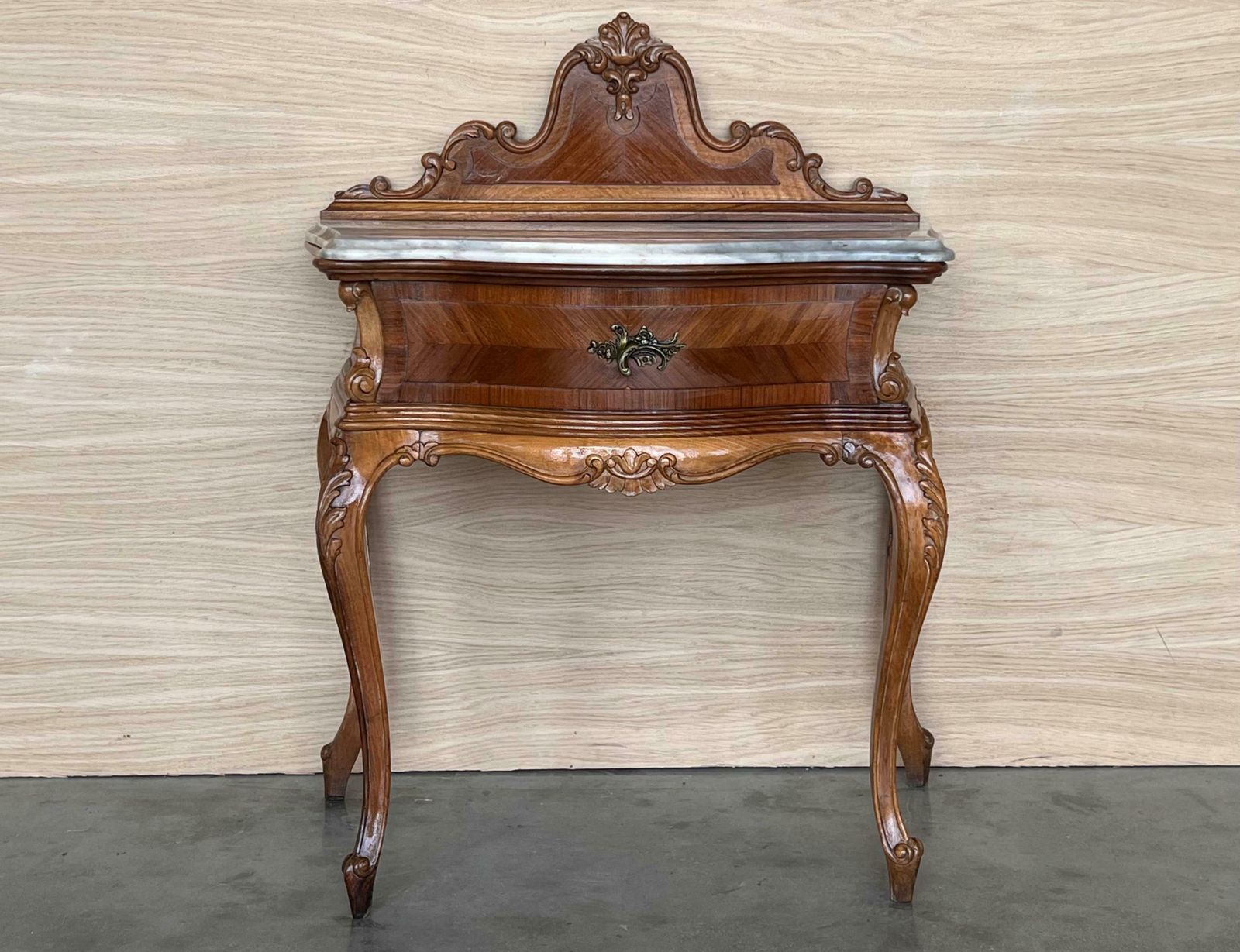 Paire de tables de chevet françaises à fronton, tiroir sculpté et pieds en cabriole photo for sale