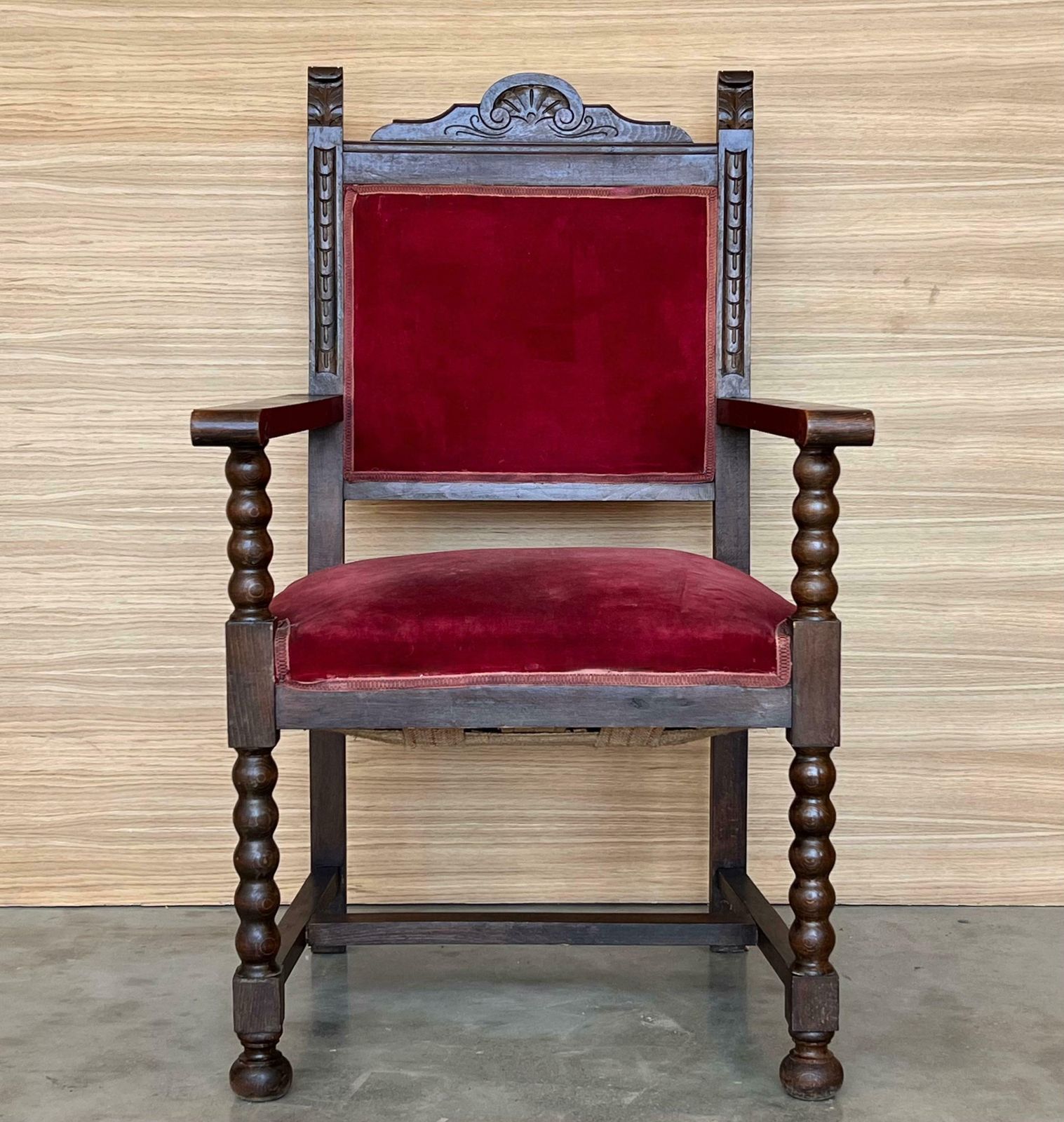 Fauteuil d'autel colonial espagnol sculpté, assise et dossier en velours rouge, XIXe siècle photo for sale