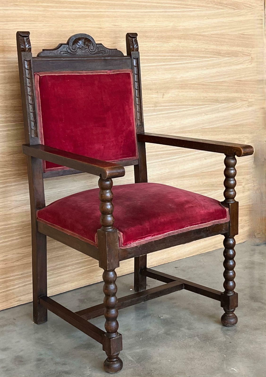 Fauteuil d'autel colonial espagnol sculpté, assise et dossier en velours rouge, XIXe siècle photo Mobilier