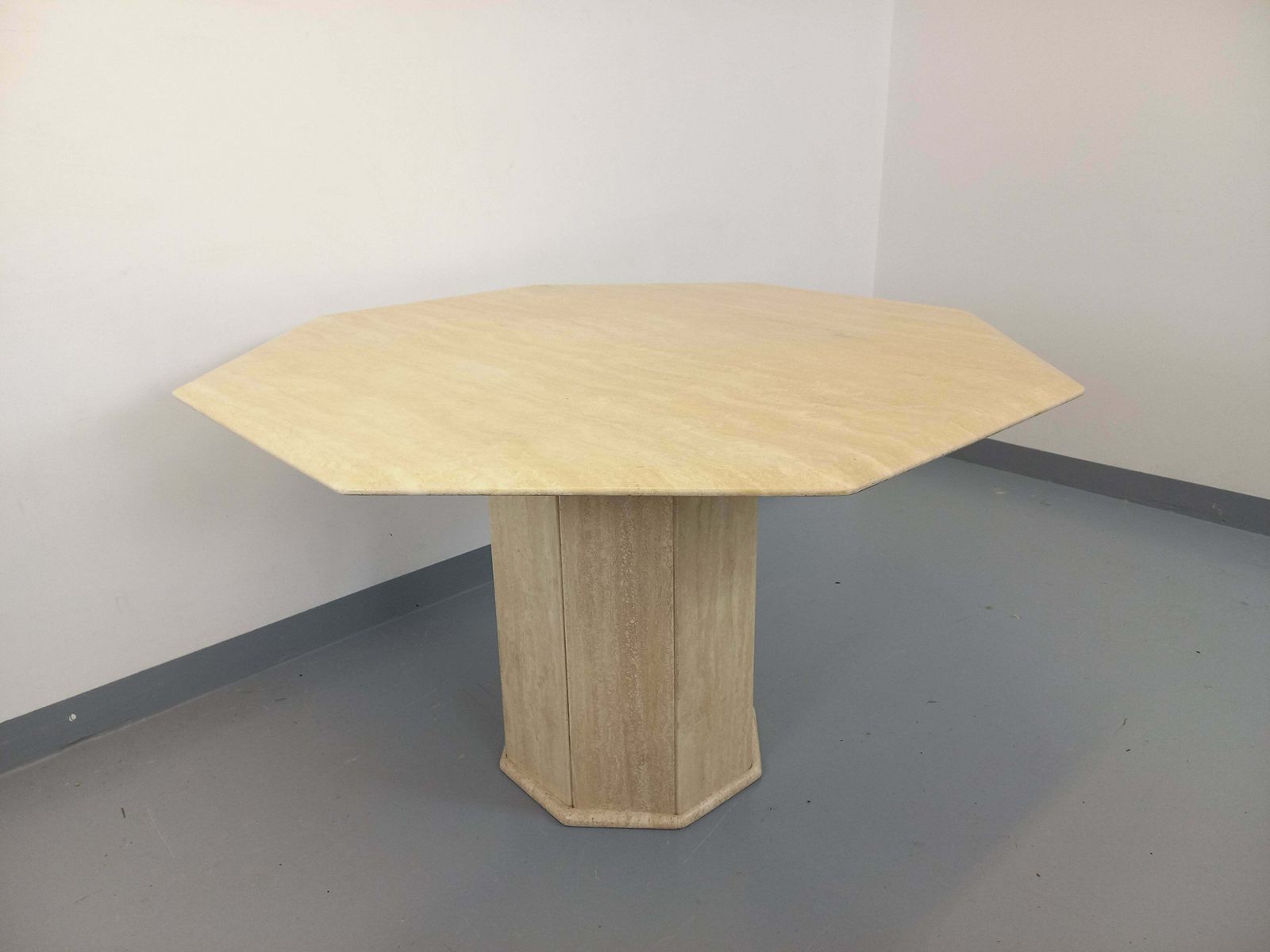 Table octogonale en travertin, années 1980 photo vinterior