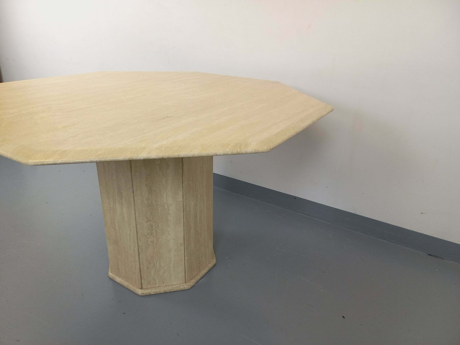 photo furniture Table octogonale en travertin, années 1980