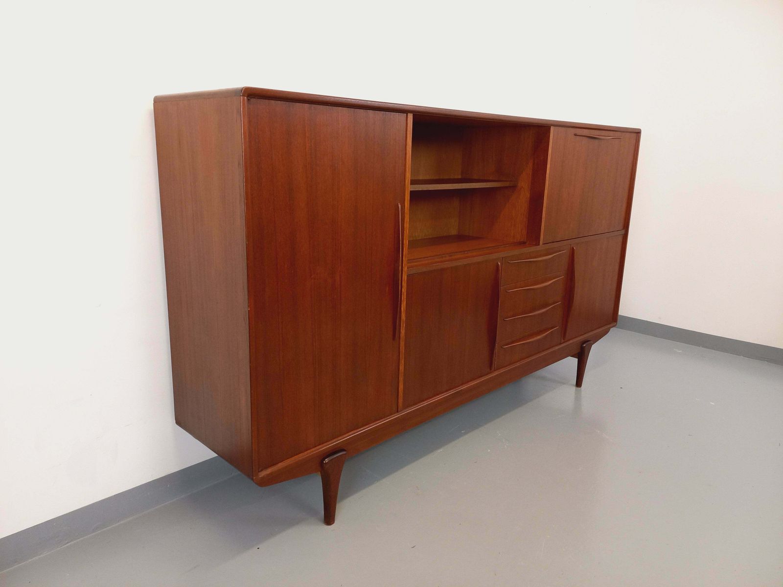 Scandinavisch hoog teakhouten dressoir 2 photo Meubels