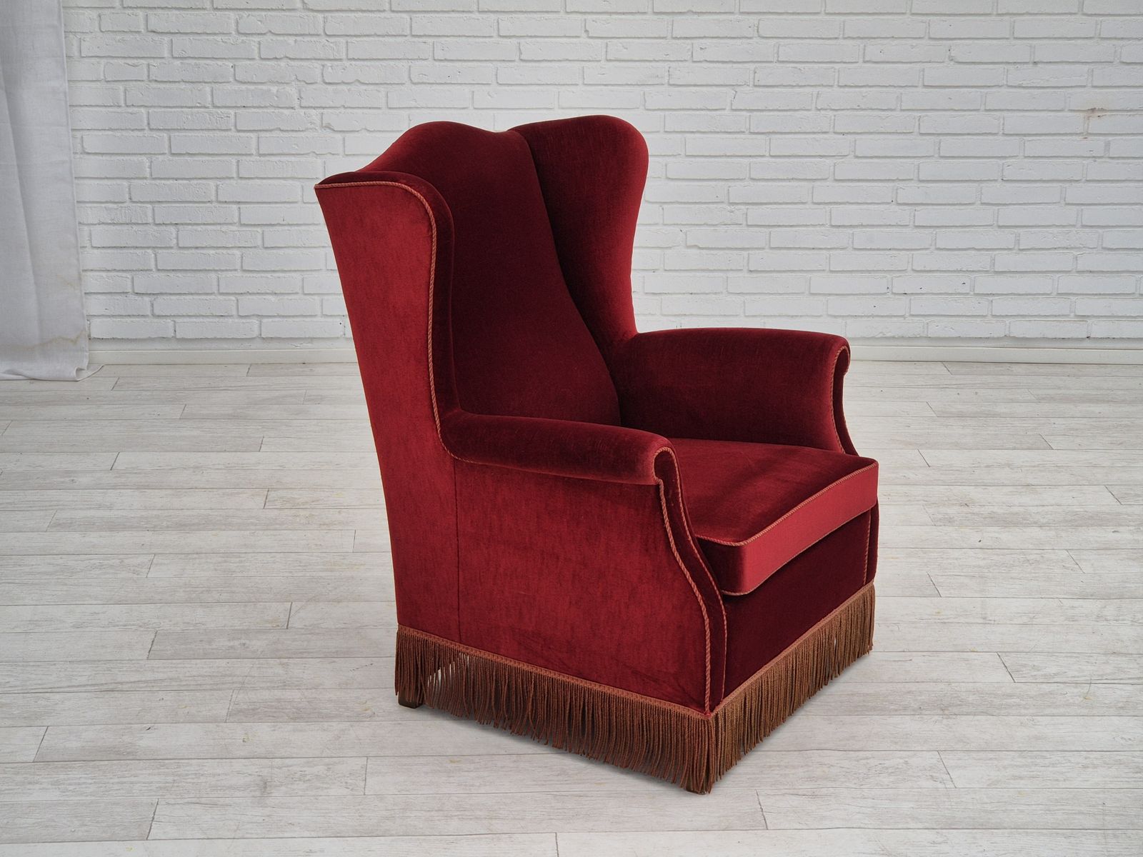 Jaren 1970, Deense Hoge Wingback Fauteuil, Ongerestaureerde Staat, Meubelvelours, Essenhout. photo Meubels