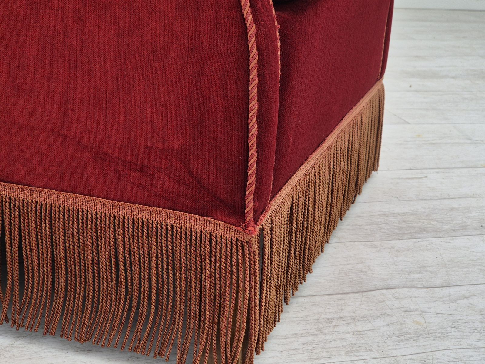 photo vinterior Jaren 1970, Deense Hoge Wingback Fauteuil, Ongerestaureerde Staat, Meubelvelours, Essenhout.