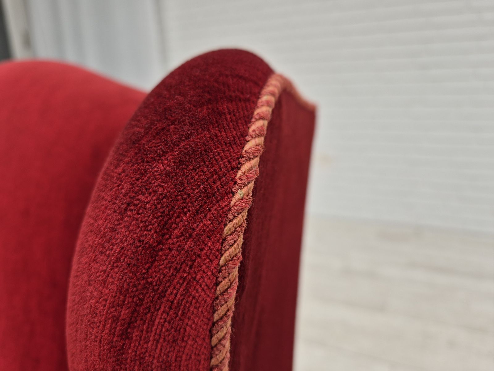 photo buy Jaren 1970, Deense Hoge Wingback Fauteuil, Ongerestaureerde Staat, Meubelvelours, Essenhout.
