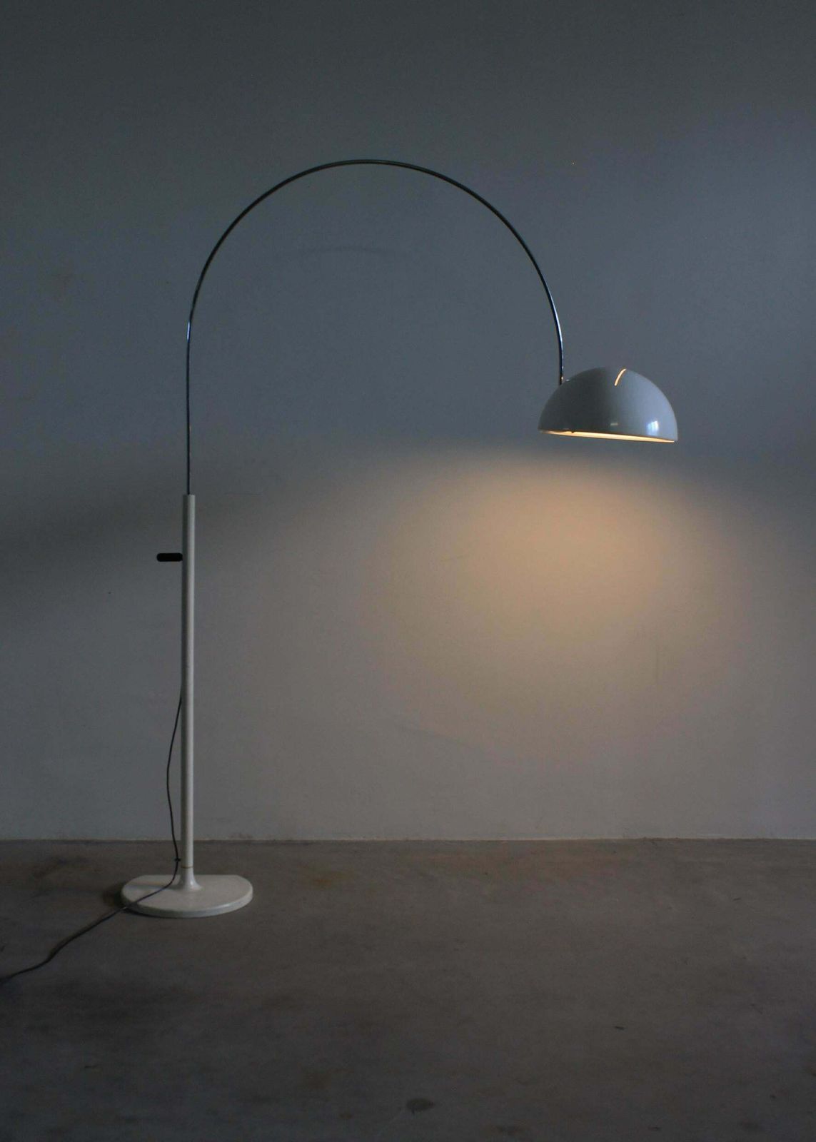 Joe Colombo Coupè 3320r Floor Lamp In White Lacquered Metal By Oluce 1967 Italia photo furniture