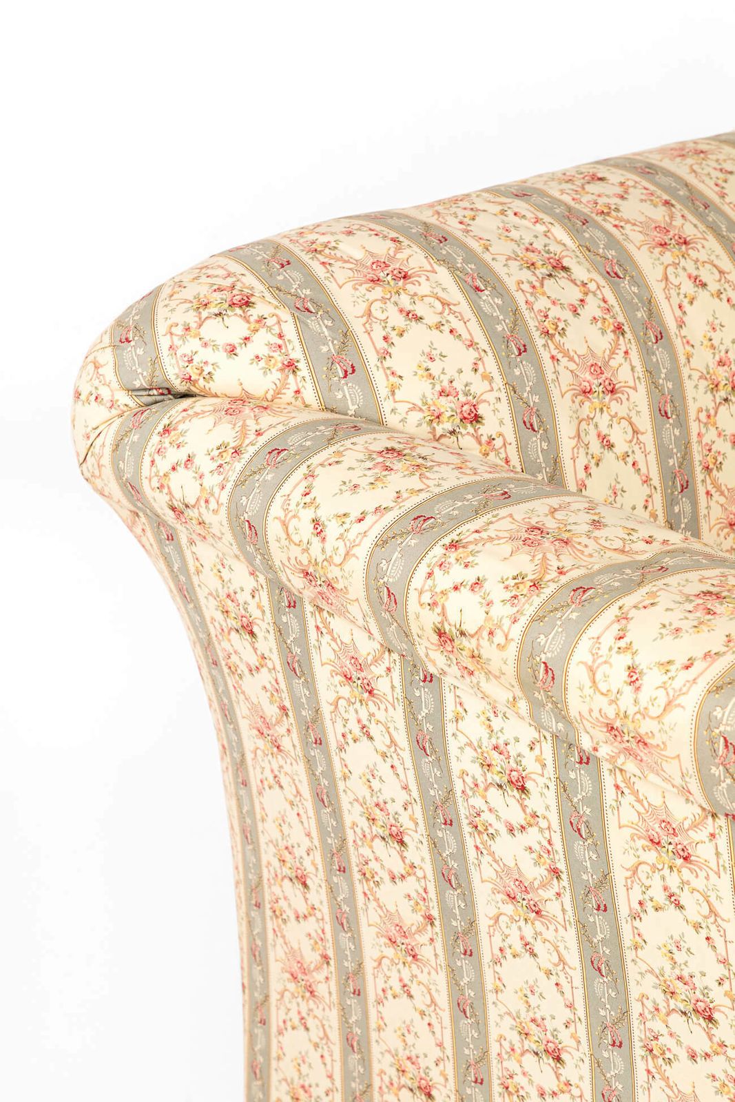 16447.0 Howard And Sons ‘Grantley’ Sofa photo
