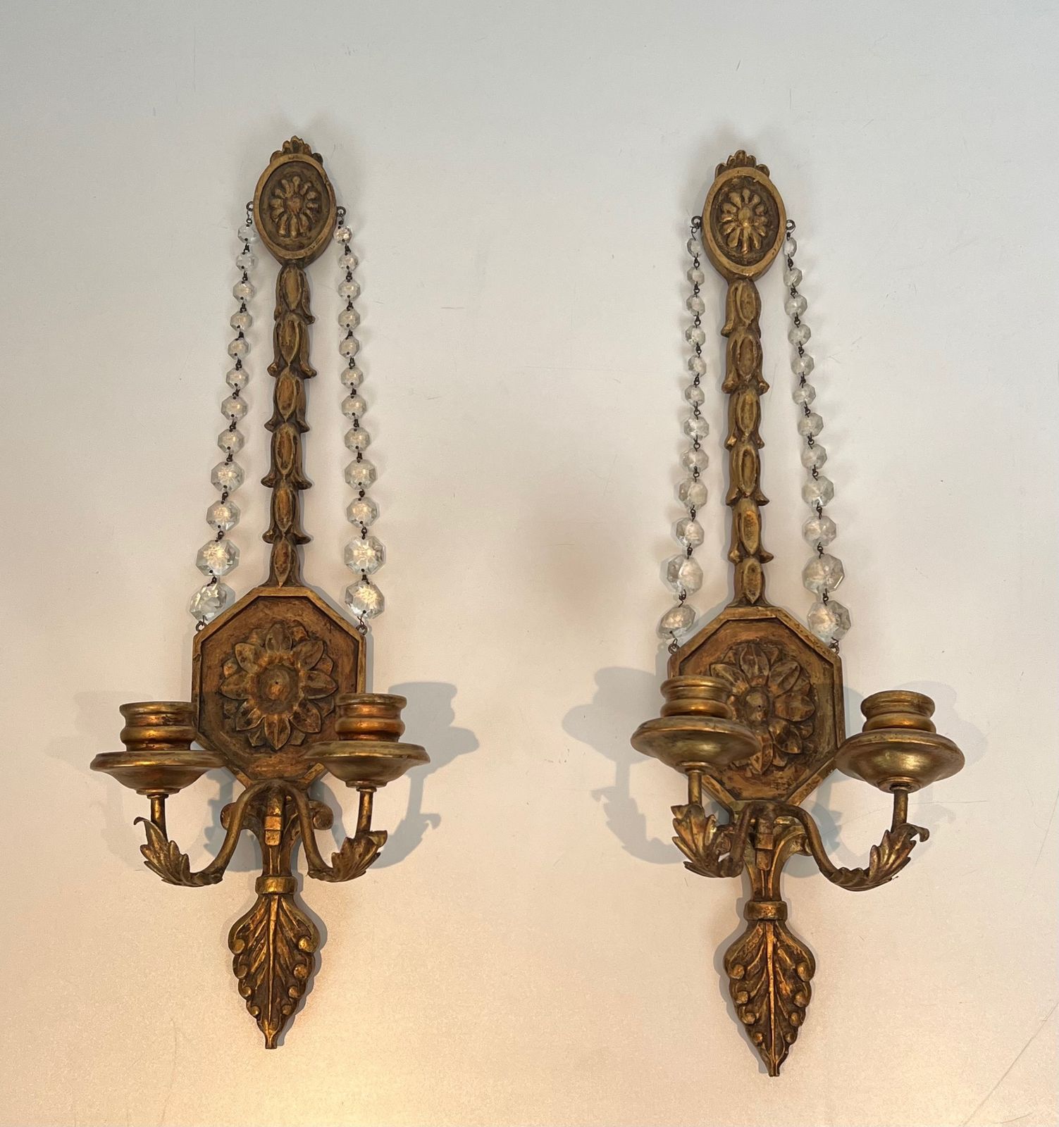 Important Pair Of Gilded Carved Wood Sconces With Crystal Garlands