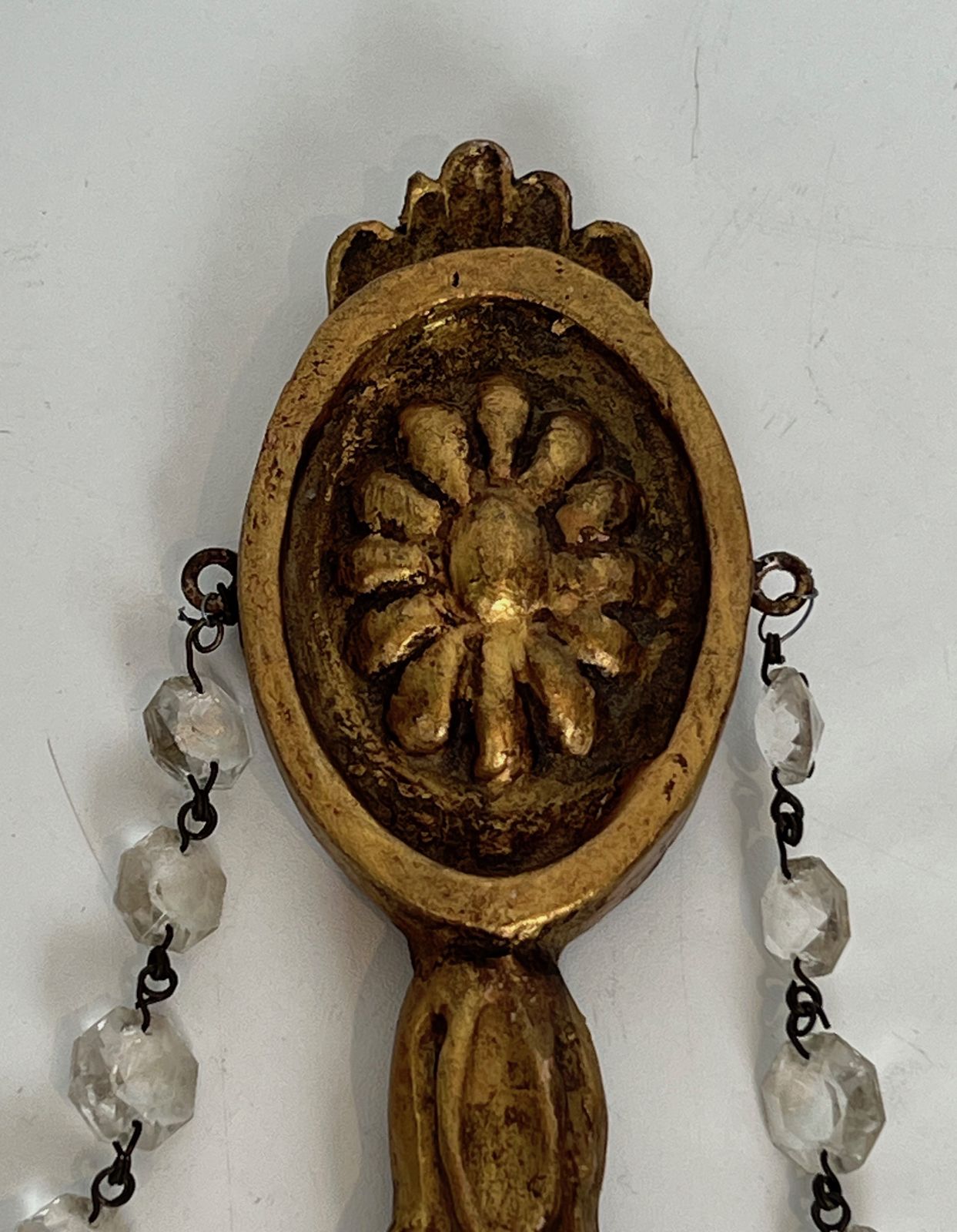 photo vinterior Important Pair Of Gilded Carved Wood Sconces With Crystal Garlands