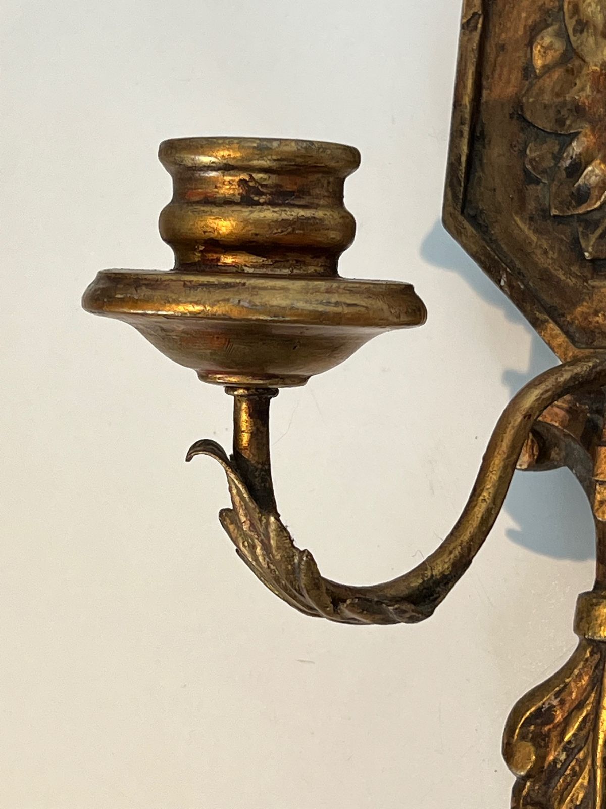 photo vintage Important Pair Of Gilded Carved Wood Sconces With Crystal Garlands