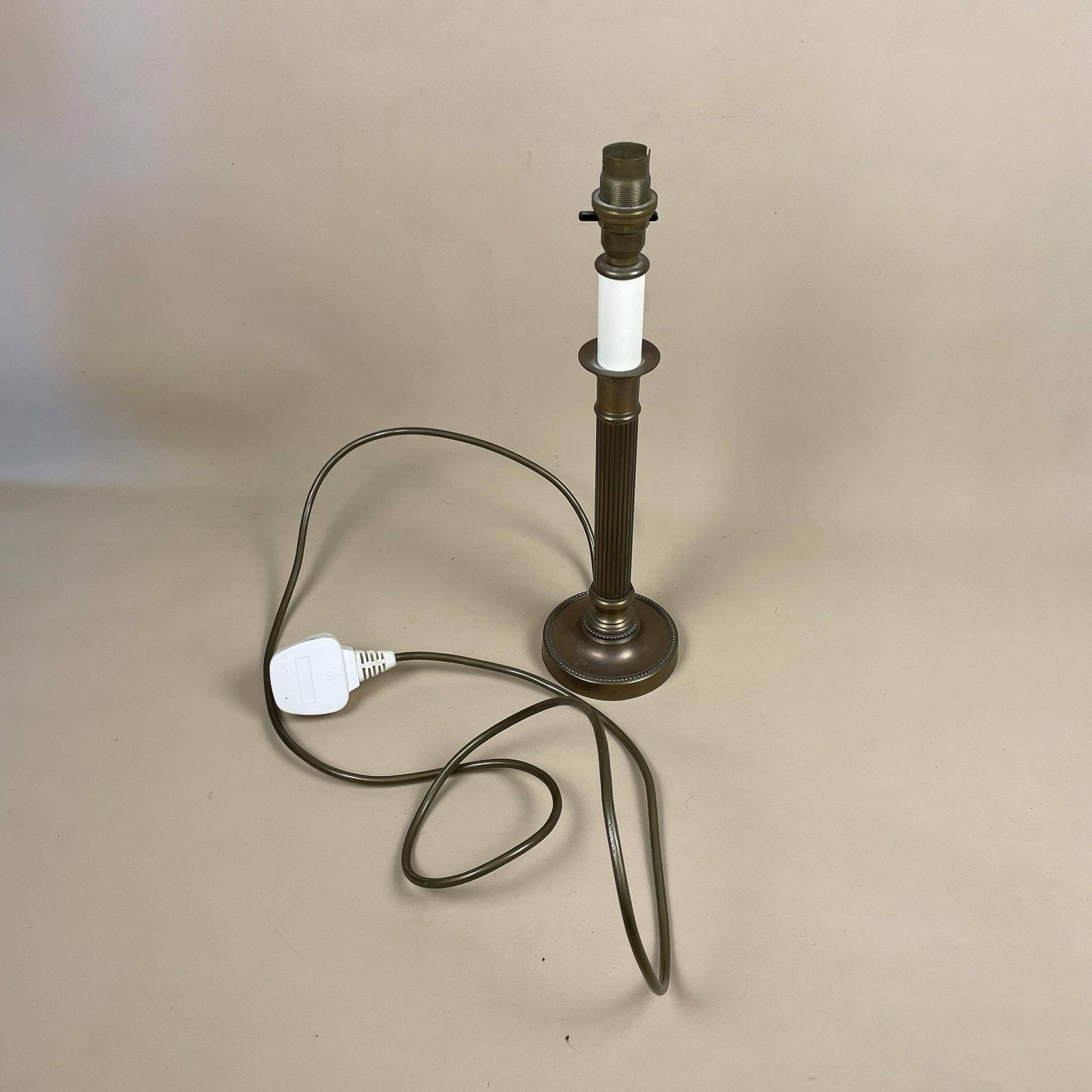 Antique Metal Gold Brass Lamp Light Bedside Side Table Desk Column Ornate Detail Round Base Antique Medium Vintage Pattern Candle Valsan photo vintage