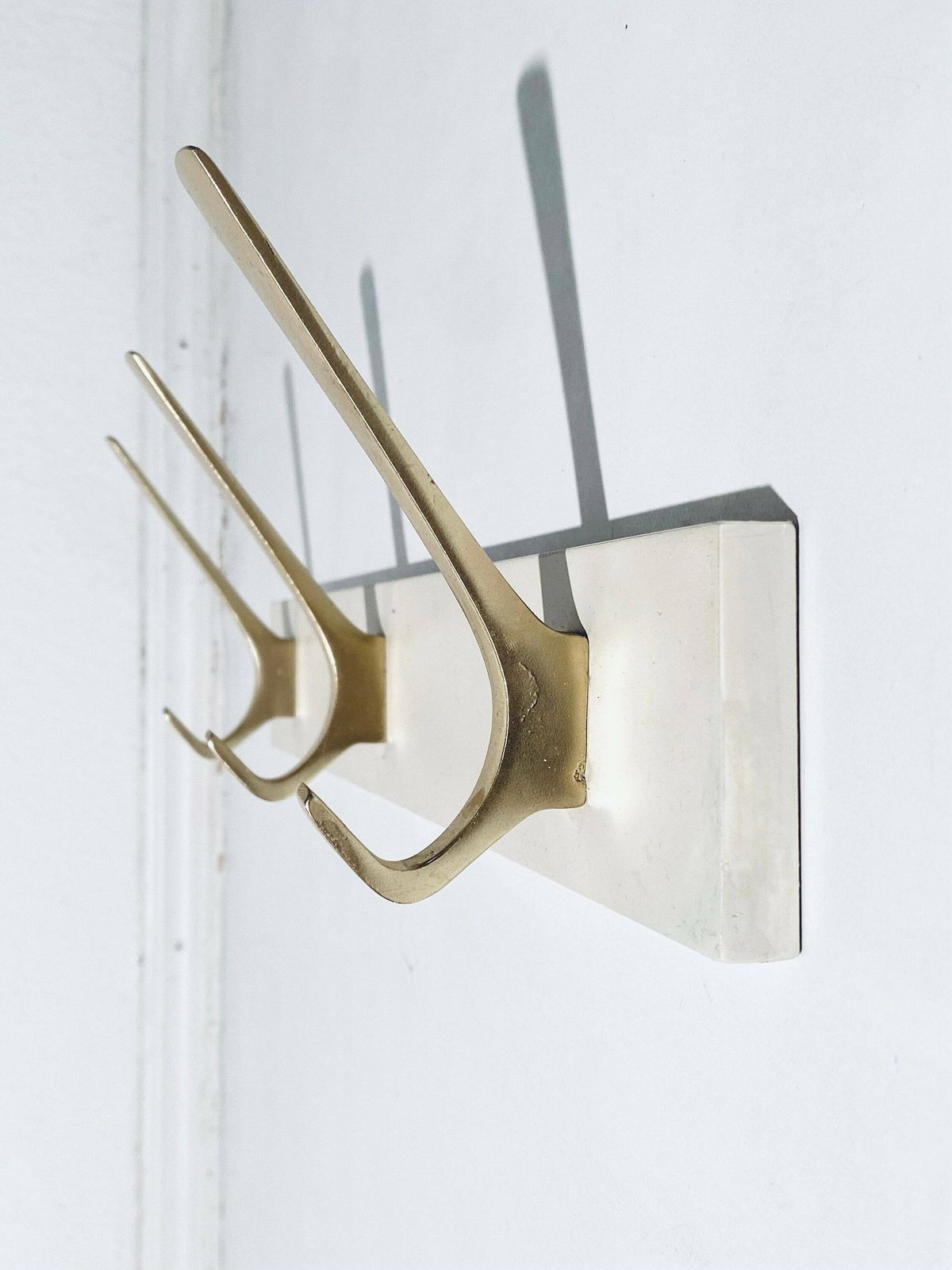 Elegant Mid Century White & Gold Wooden Coat Rack Hook / Vintage Rockabilly Decor 1950s photo vinterior