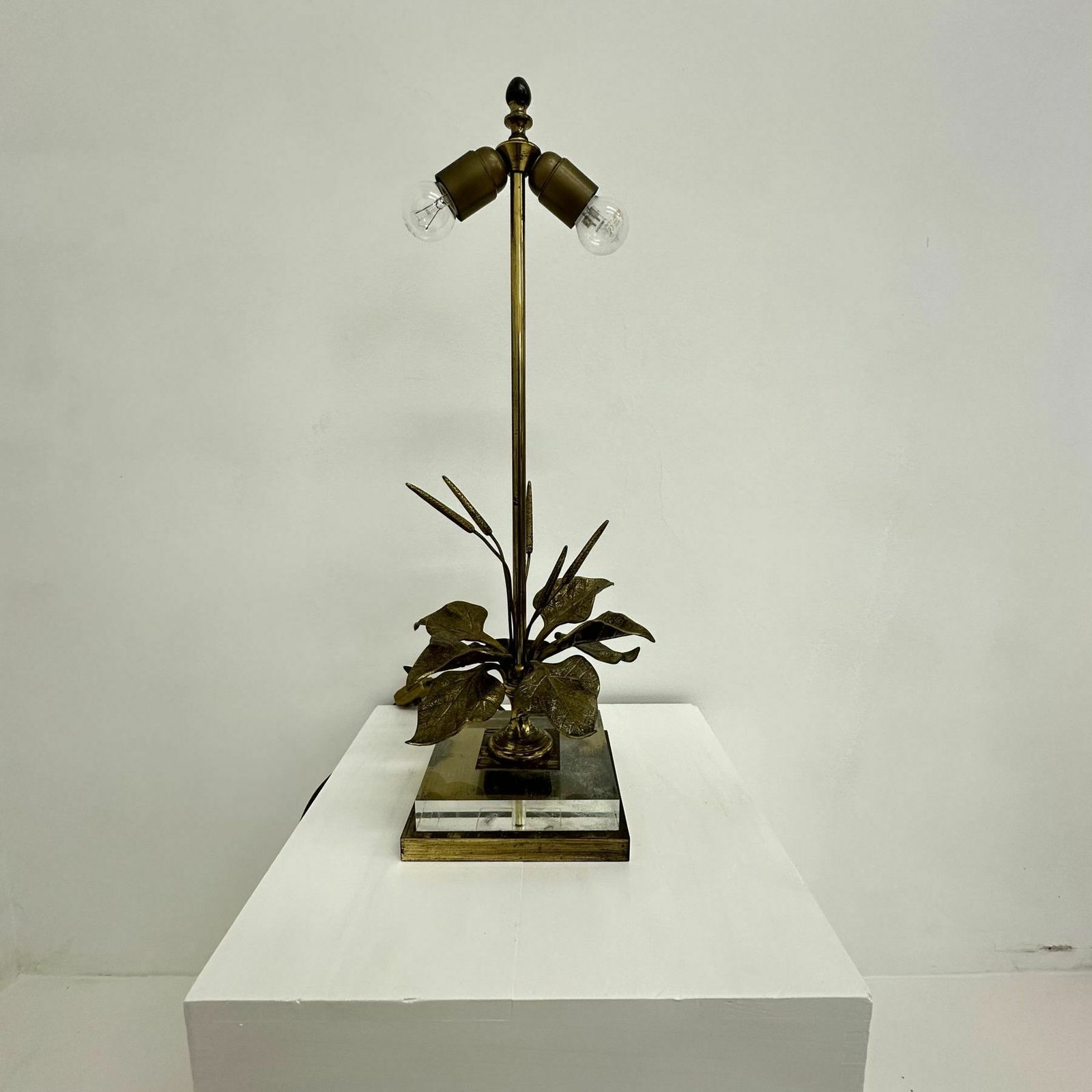 Hollywood Regency Design Table Lamp Lucite With Brass Flower , 1970s photo Lighting