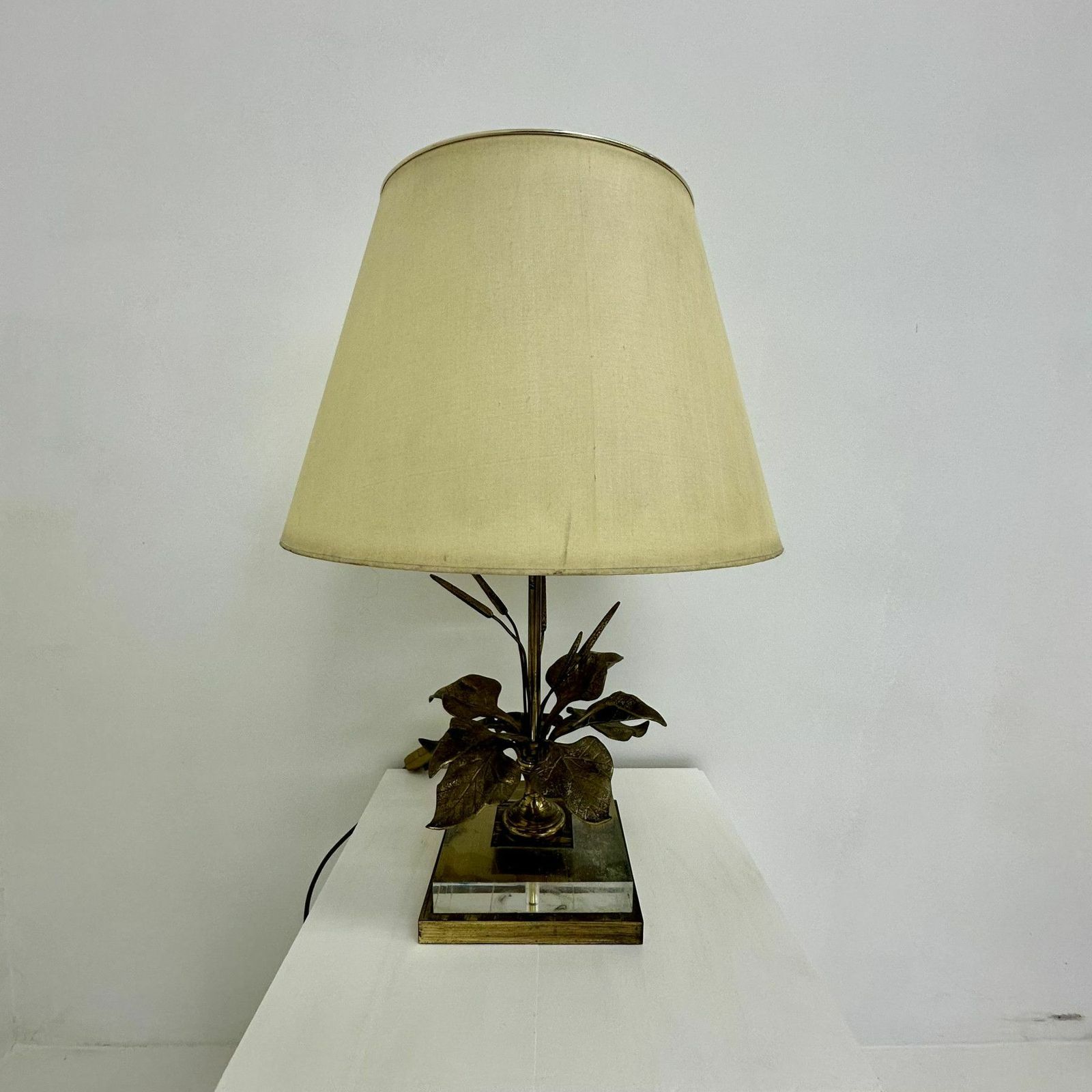 photo furniture Hollywood Regency Design Table Lamp Lucite With Brass Flower , 1970s