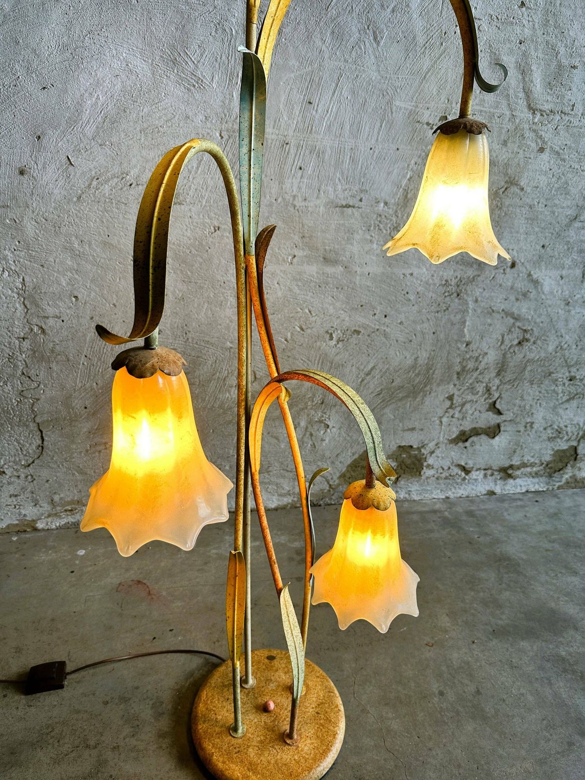 Mid Century Sierlijke Tole Ware Bloemen Vloerlamp Met Glazen Hangers, Frankrijk Jaren 1980. photo furniture