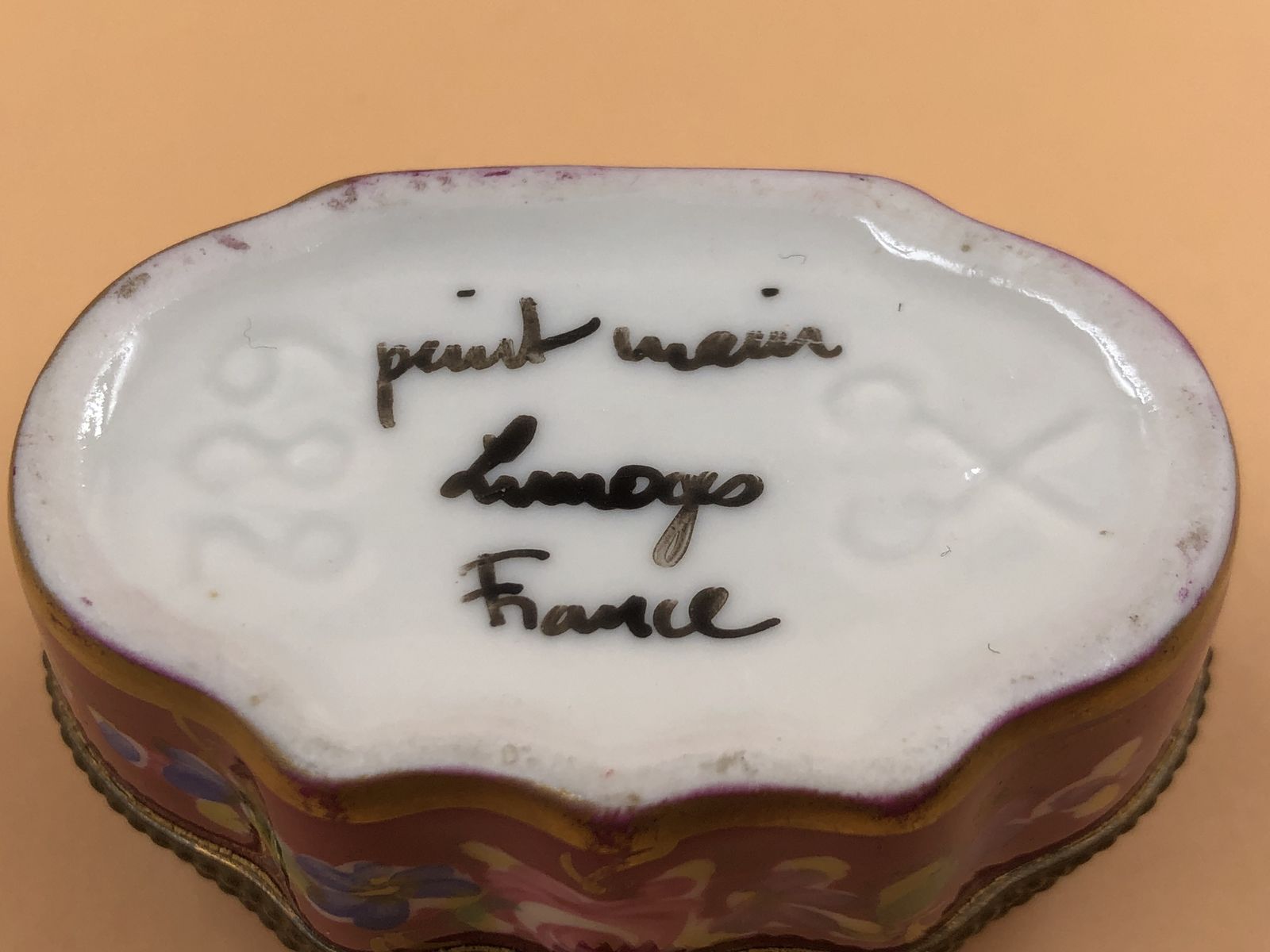 Peint Main Limoges Porcelain France No. 682 Hand Painted Hinged Trinket / Jewelry Box. photo furniture