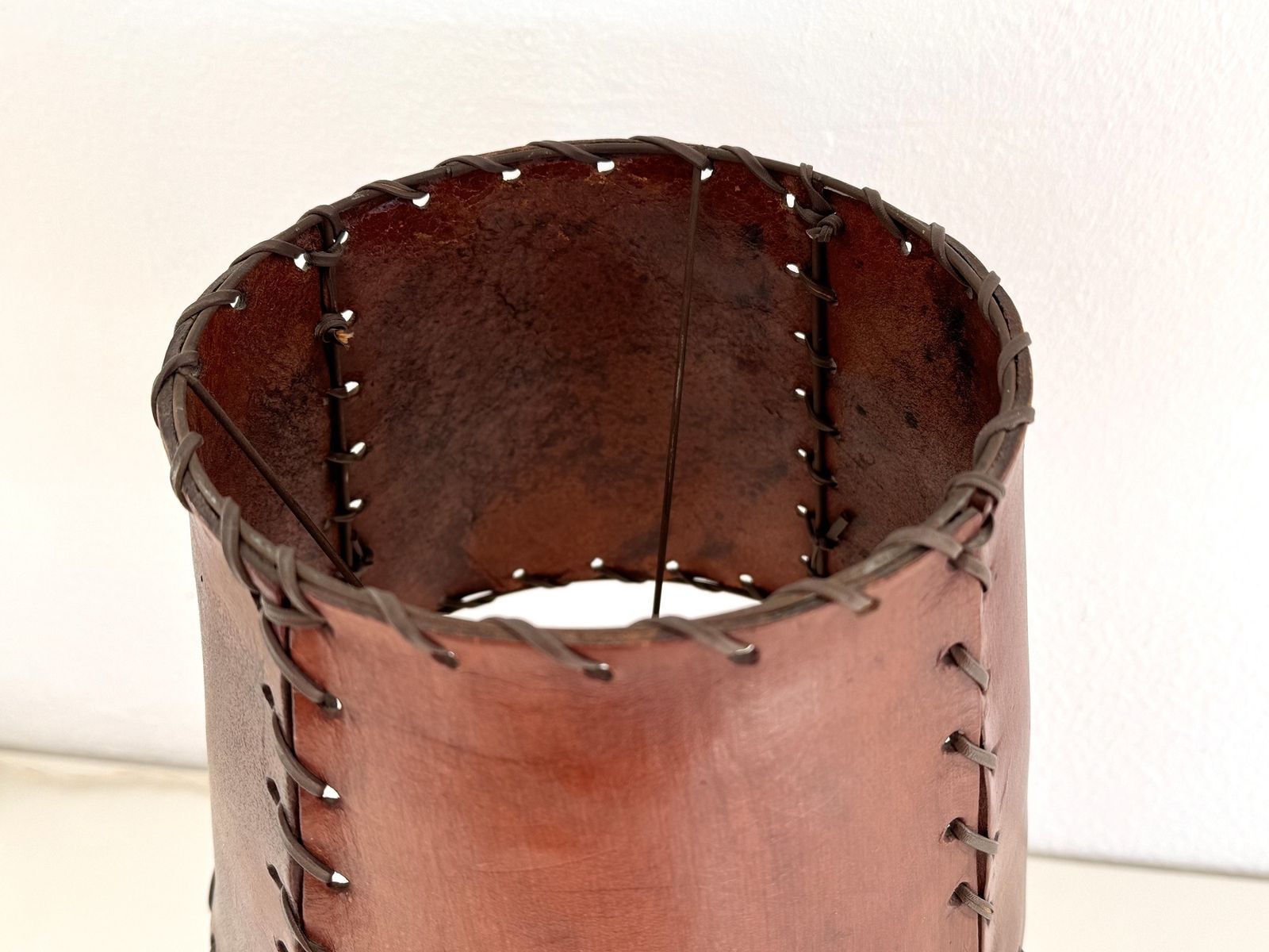 photo furniture Italian Midcentury Palm Leaf Table Lamp In Brass And Leather Lampshade, 1970s