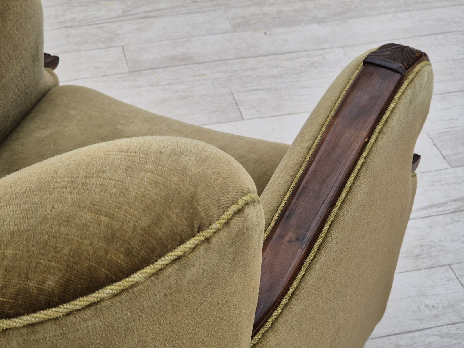 photo vintage 1960s, Danish Vintage Armchair, Furniture Velour, Dark Beech Wood.
