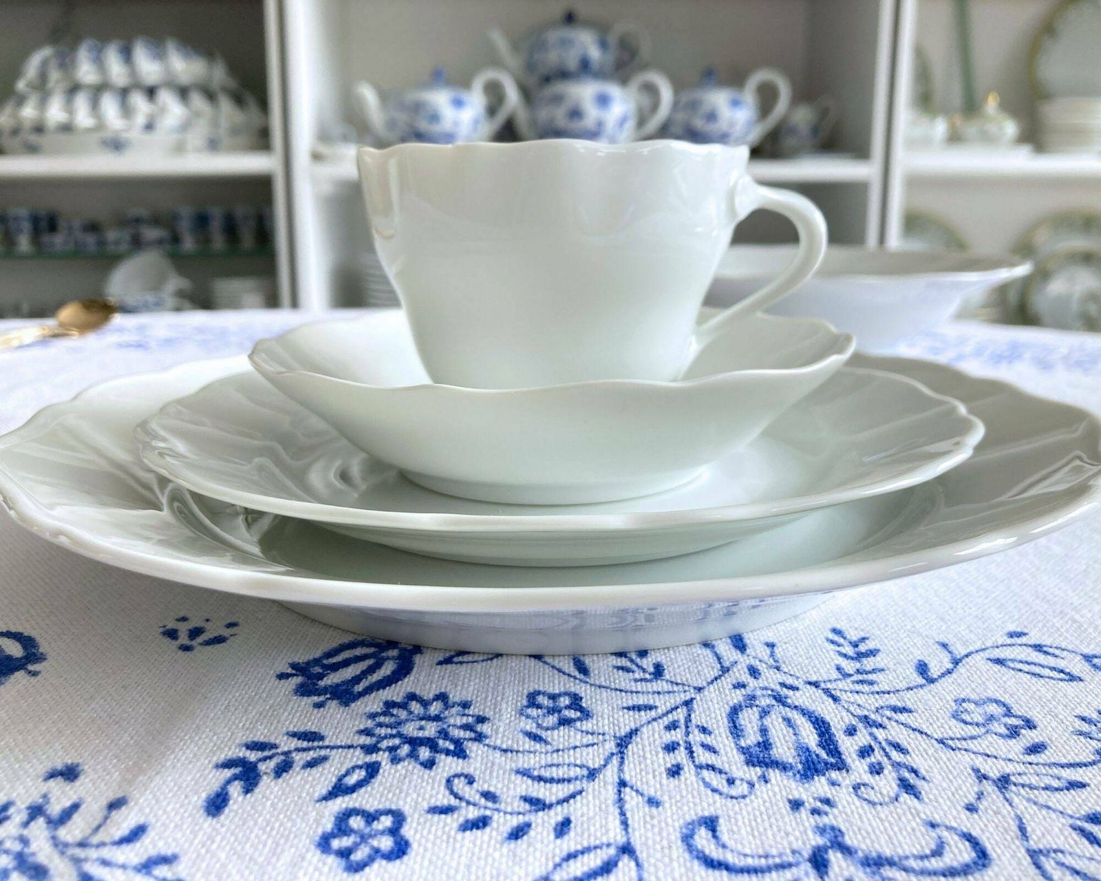 Witte Porseleinen Borden | Servies Met Kopjes En Schoteltjes | 24 Delig Voor 6 Personen | Hutschenreuther photo furniture