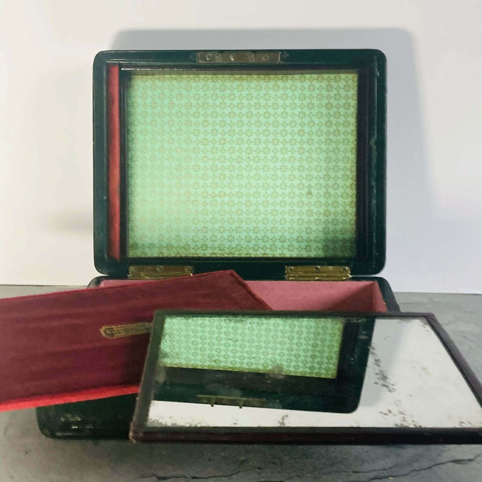 Home Decor Antique Leather Jewellery / Vanity Box photo